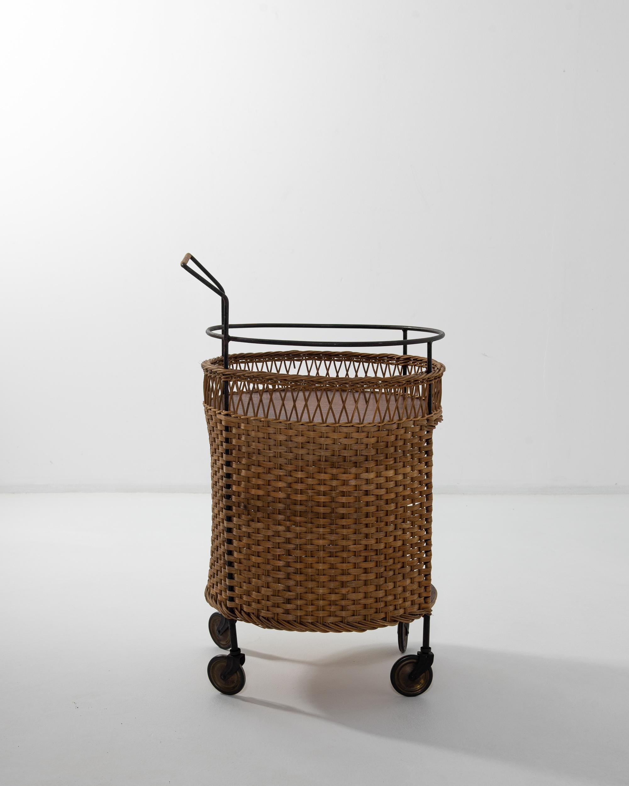 1960s French Wicker Bar Cart In Good Condition In High Point, NC