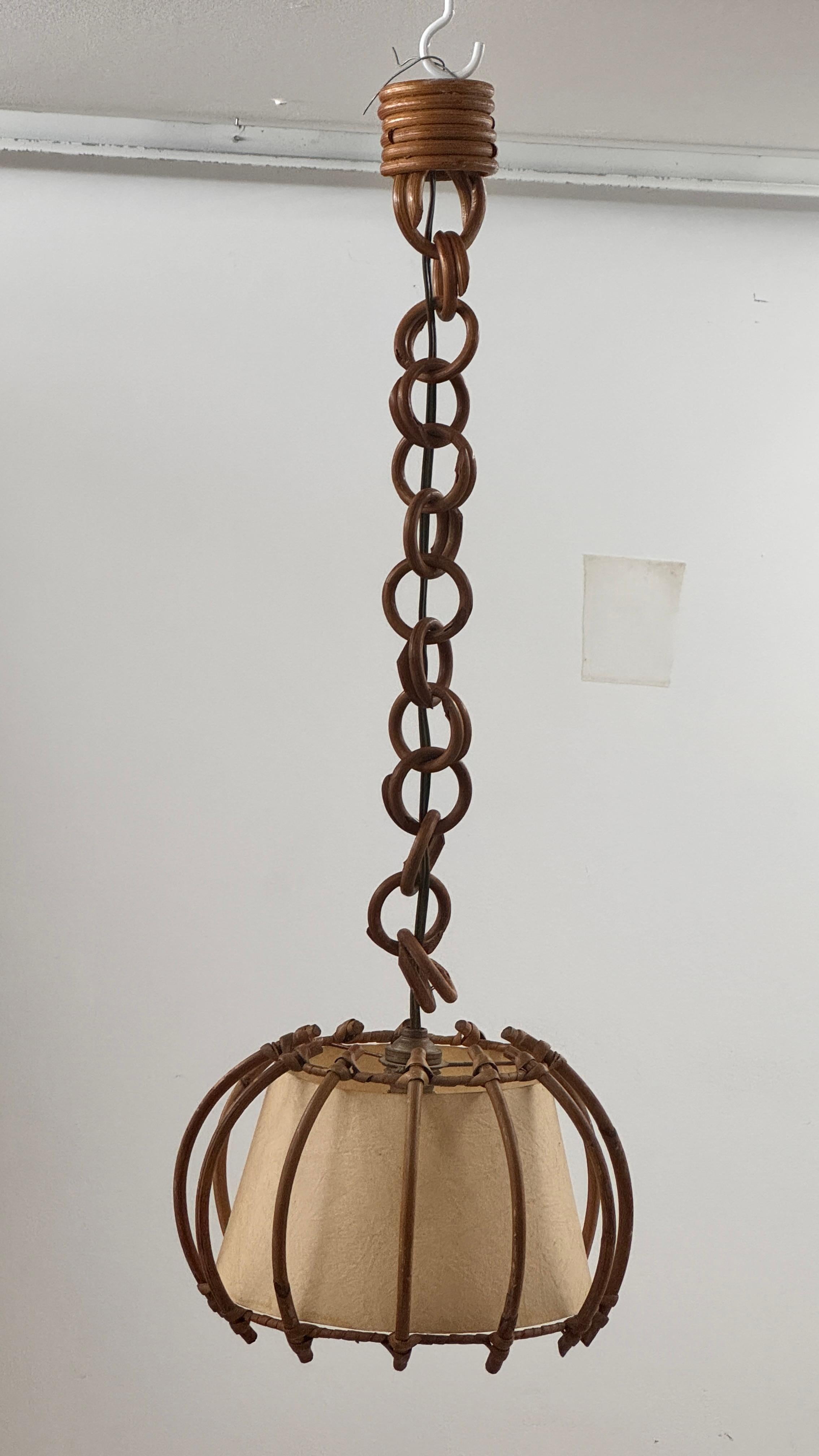 Lampada a sospensione francese in vimini e carta degli anni '60 - Design scultoreo del Sud

Descrizione:
Si tratta di una rara lampada a sospensione prodotta in Francia negli anni '60, realizzata in vimini (jonc) e carta, che riflette l'estetica del