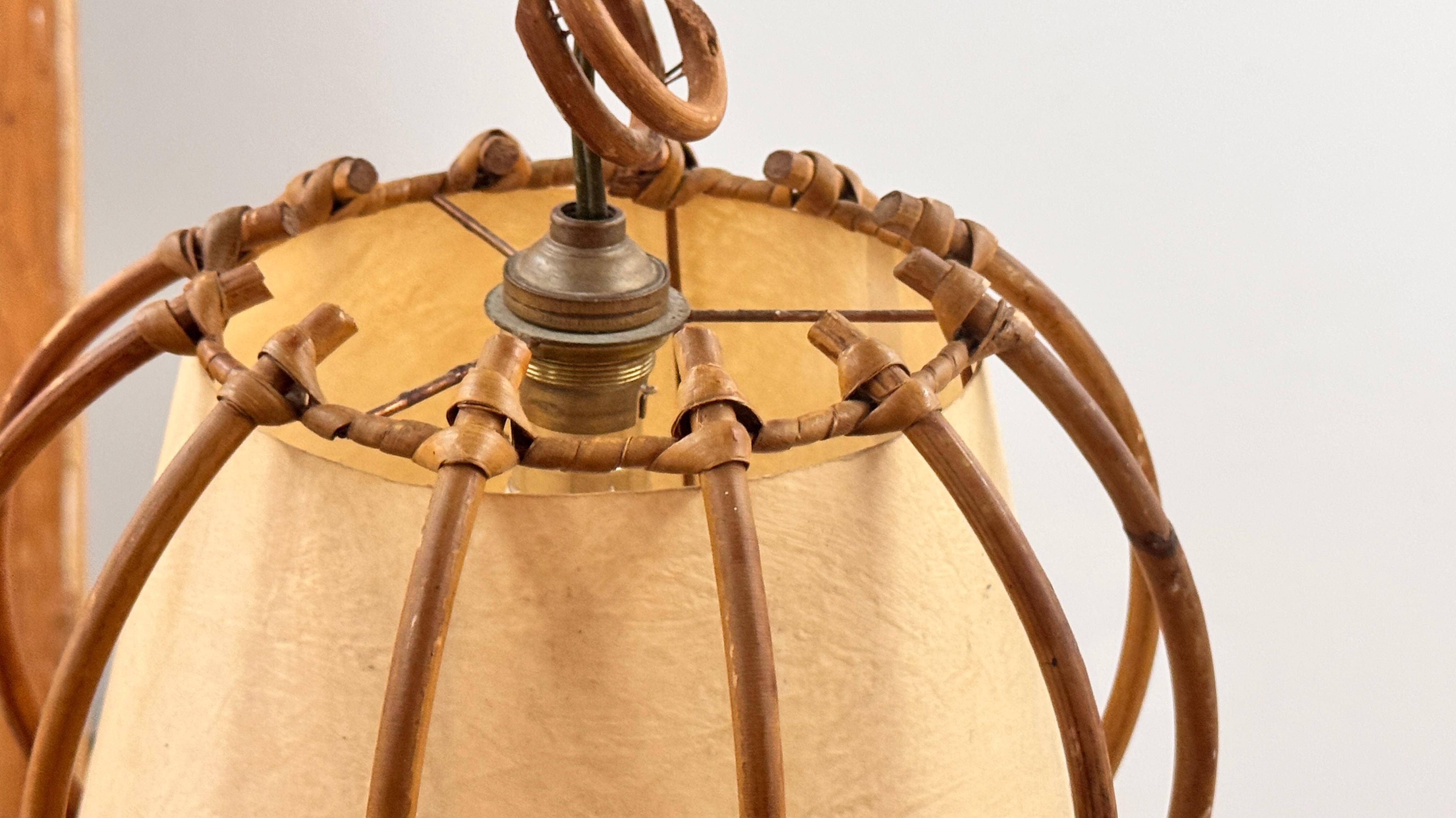 Metà XX secolo Lampada a sospensione francese in vimini e carta degli anni '60 - Design scultoreo del Sud in vendita