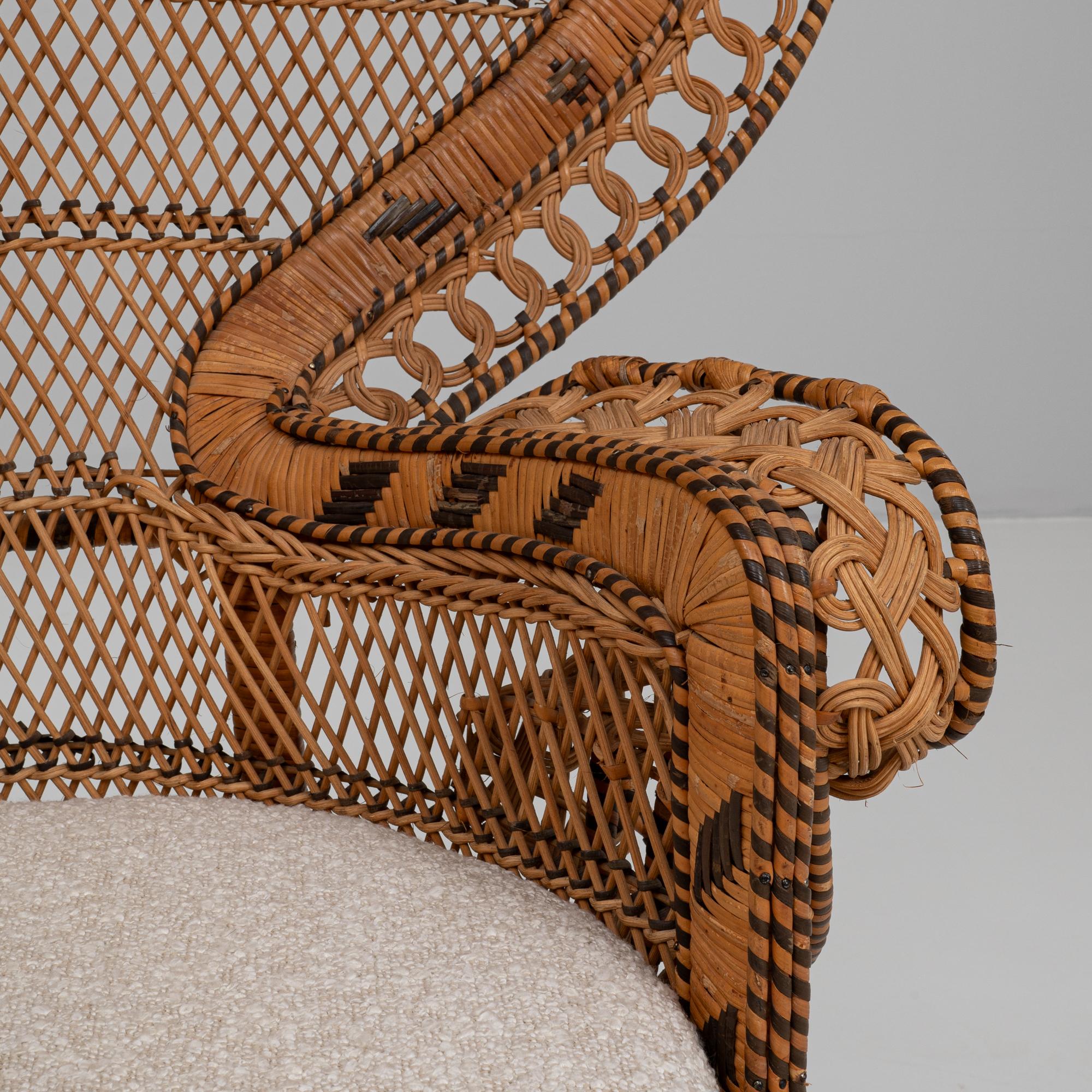 Chaise paon en osier français des années 1960 avec assise tapissée en vente 5