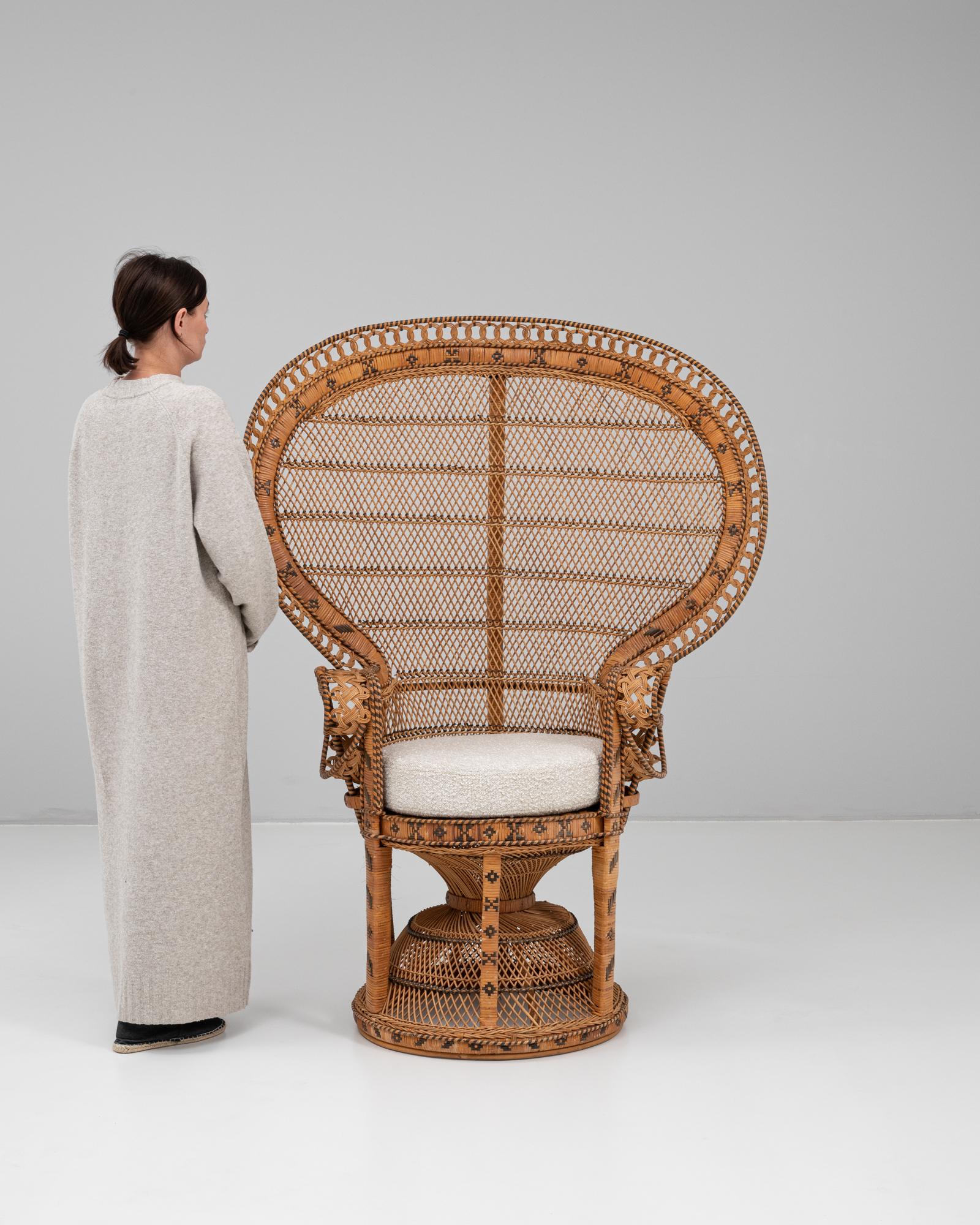 Français Chaise paon en osier français des années 1960 avec assise tapissée en vente