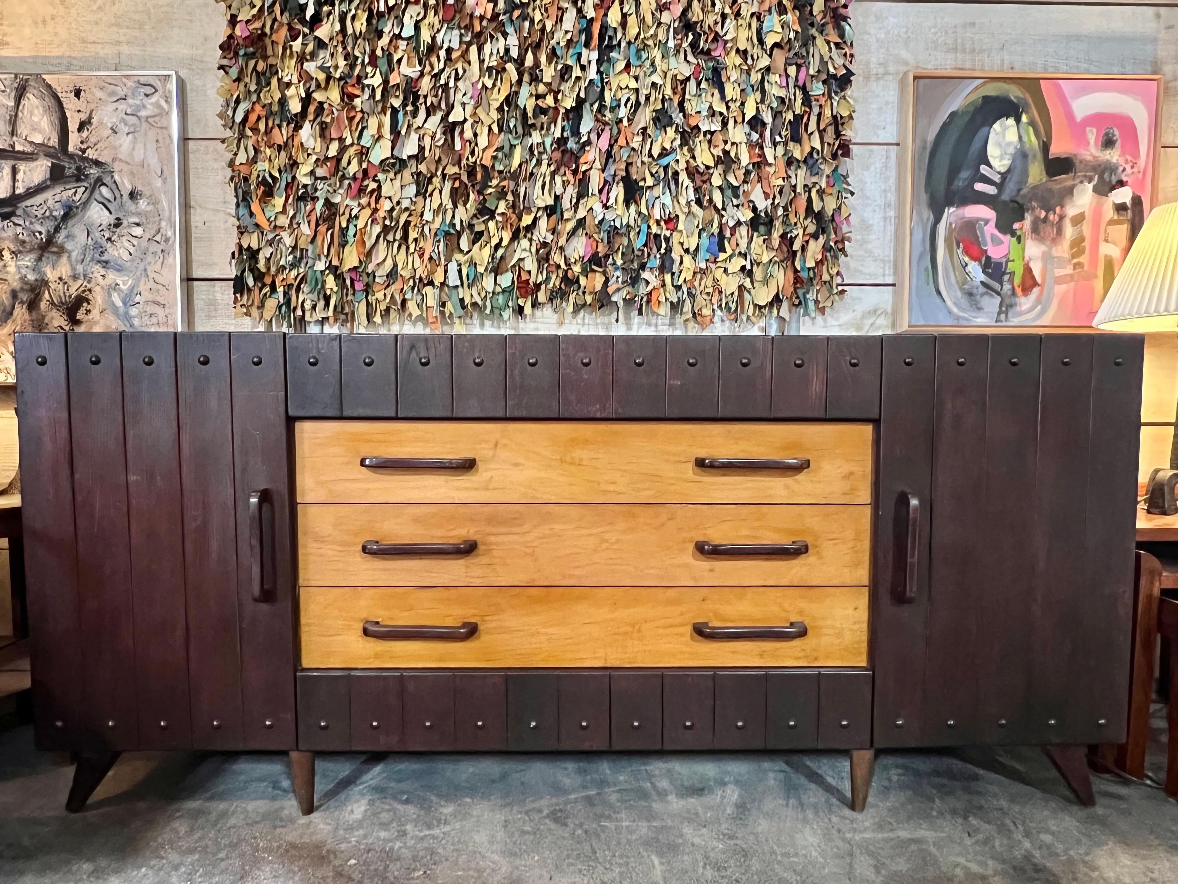 Credenza in legno degli anni '60. Prodotto in Francia 
