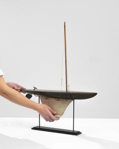 Französisches Holzboot aus den 1960er Jahren auf Metallständer