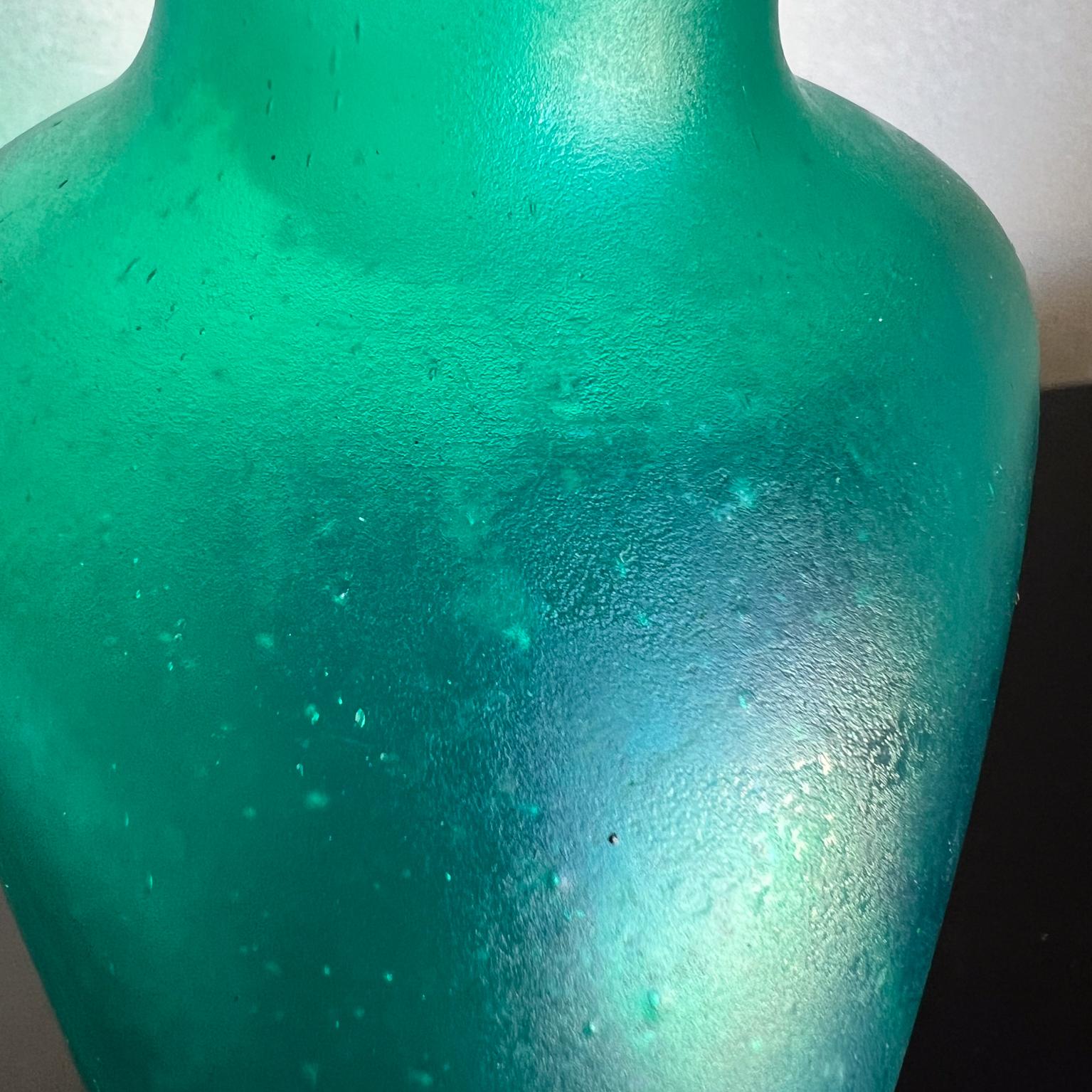 Bottiglia in vetro verde smerigliato degli anni '60 in stile Alfredo Barbini In condizioni buone in vendita a Chula Vista, CA