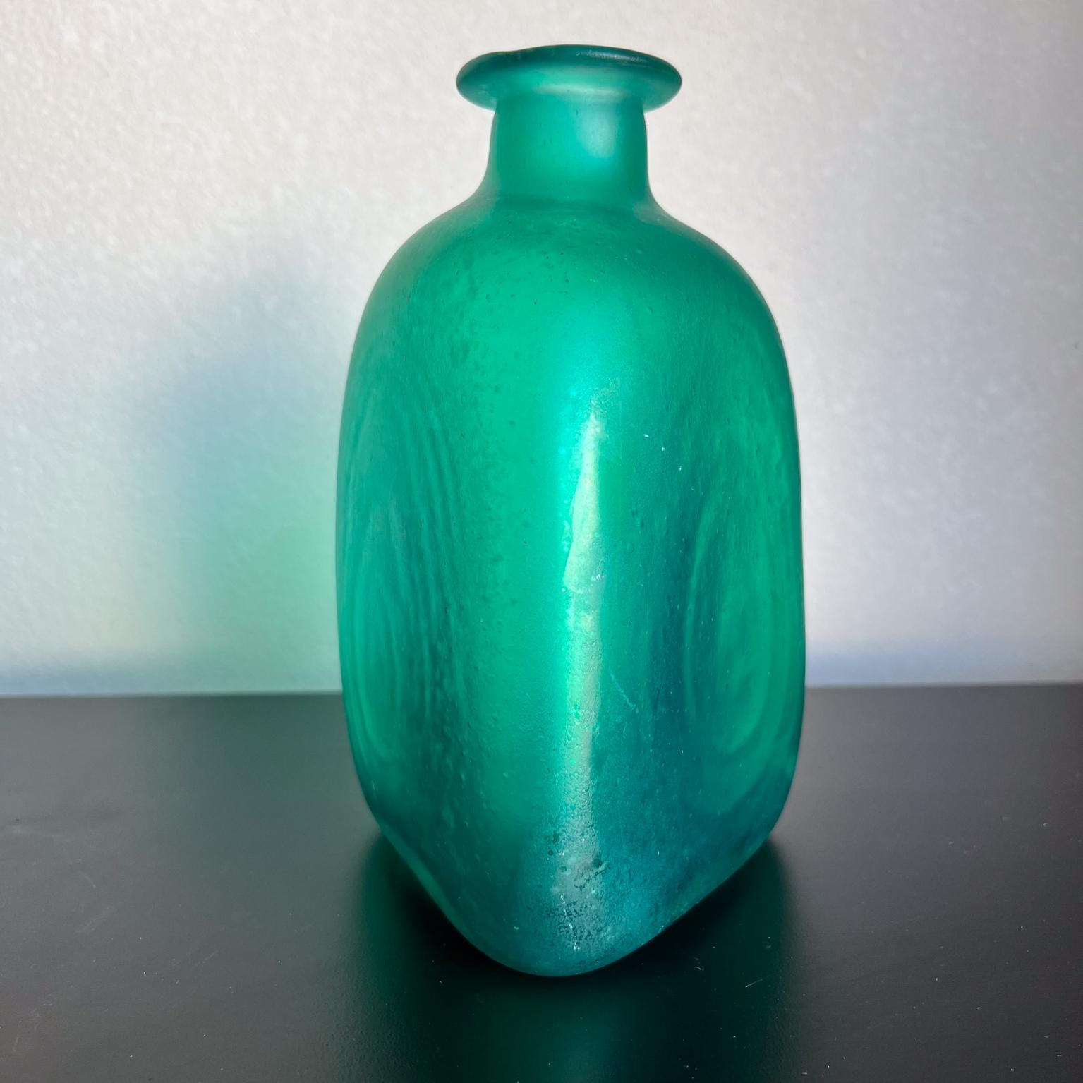 Vetro artistico Bottiglia in vetro verde smerigliato degli anni '60 in stile Alfredo Barbini in vendita