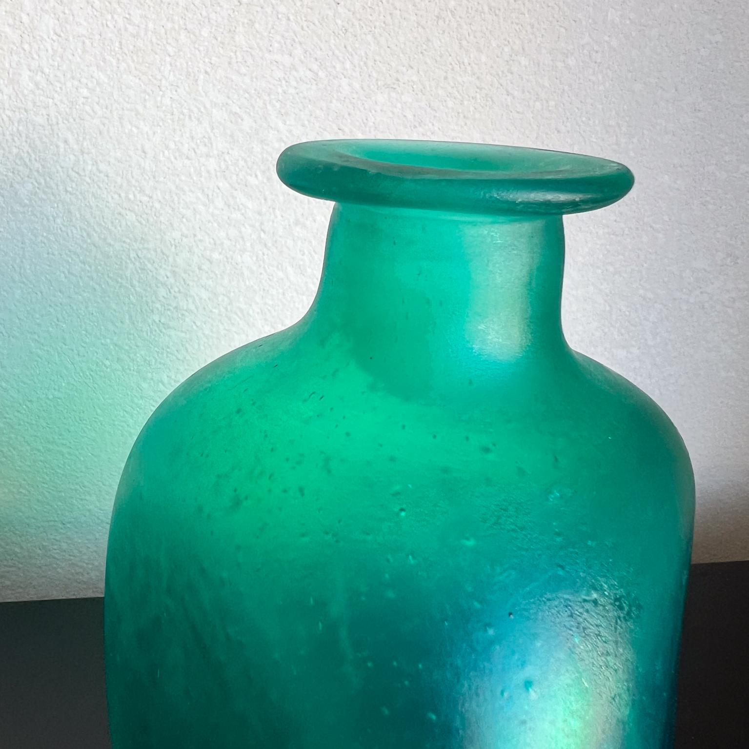 Bottiglia in vetro verde smerigliato degli anni '60 in stile Alfredo Barbini in vendita 2