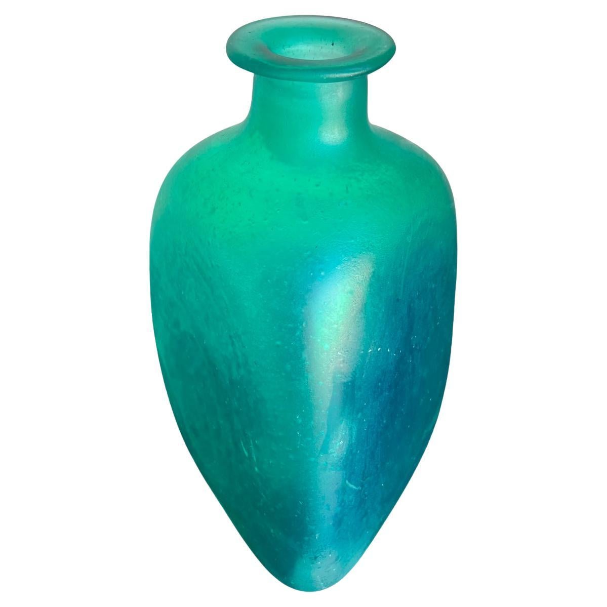 Favolosa bottiglia di vetro verde satinato di forma triangolare.
Non segnato. Attribuito a Blenko
Nello stile di Alfredo Barbini Murano.
7,75 h x 5 x 5
Originale e non restaurata. 
Fai riferimento alle immagini elencate.