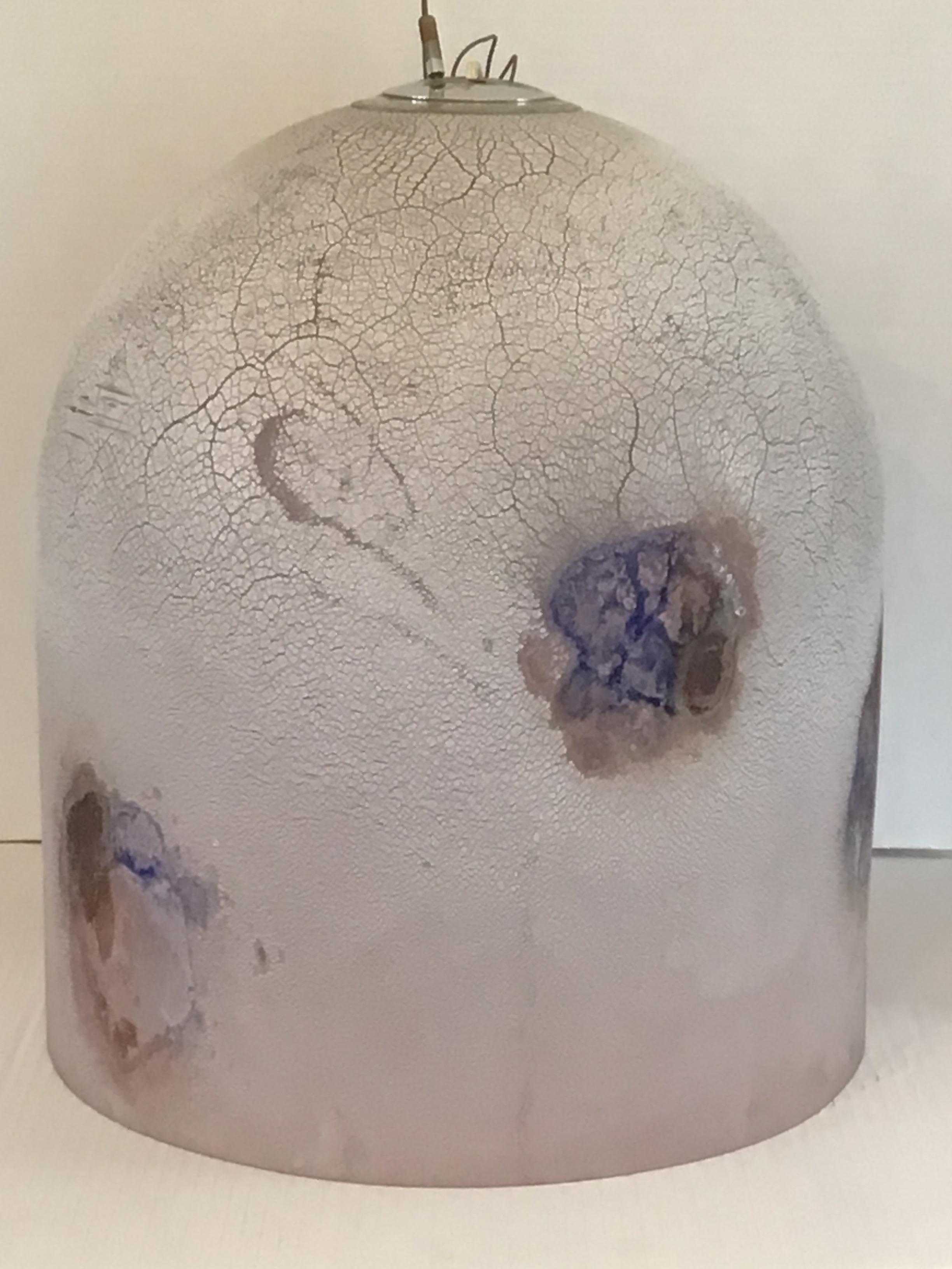 Suspension en verre de Murano dépoli des années 1960
Vitrage/cuisson craquelé
Pourpre-bleu et brun

La texture unique de cette lampe est idéale pour éclairer les intérieurs traditionnels et modernes dans une grande variété de contextes.

La hauteur