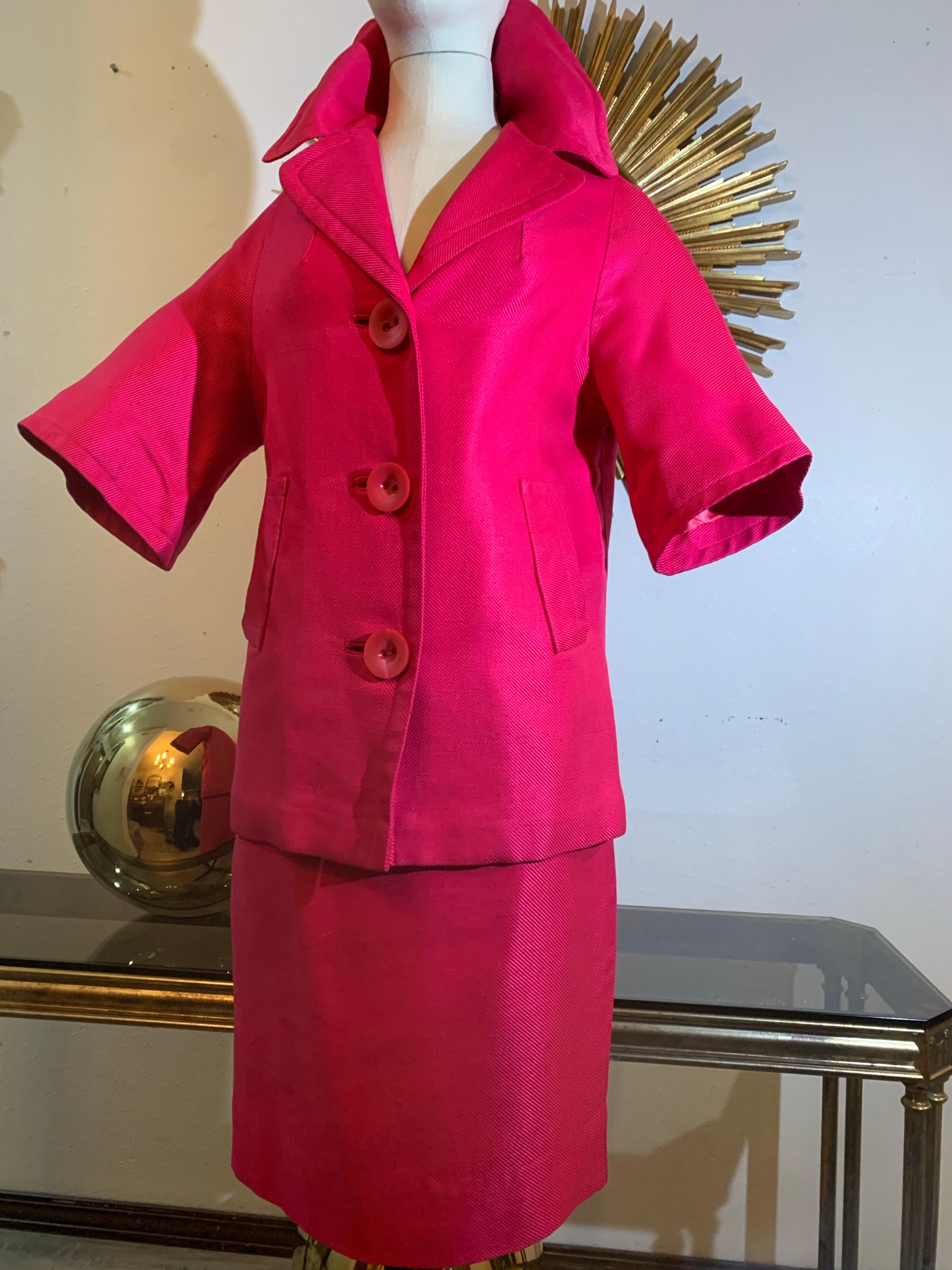 Abito a due pezzi con gonna a ruota in twill di seta degli anni '60, rosa fucsia, con maniche al gomito:  Un abito davvero straordinario e insolito con maniche corte, perfetto per un guanto lungo di colore contrastante!  Un bellissimo tessuto in