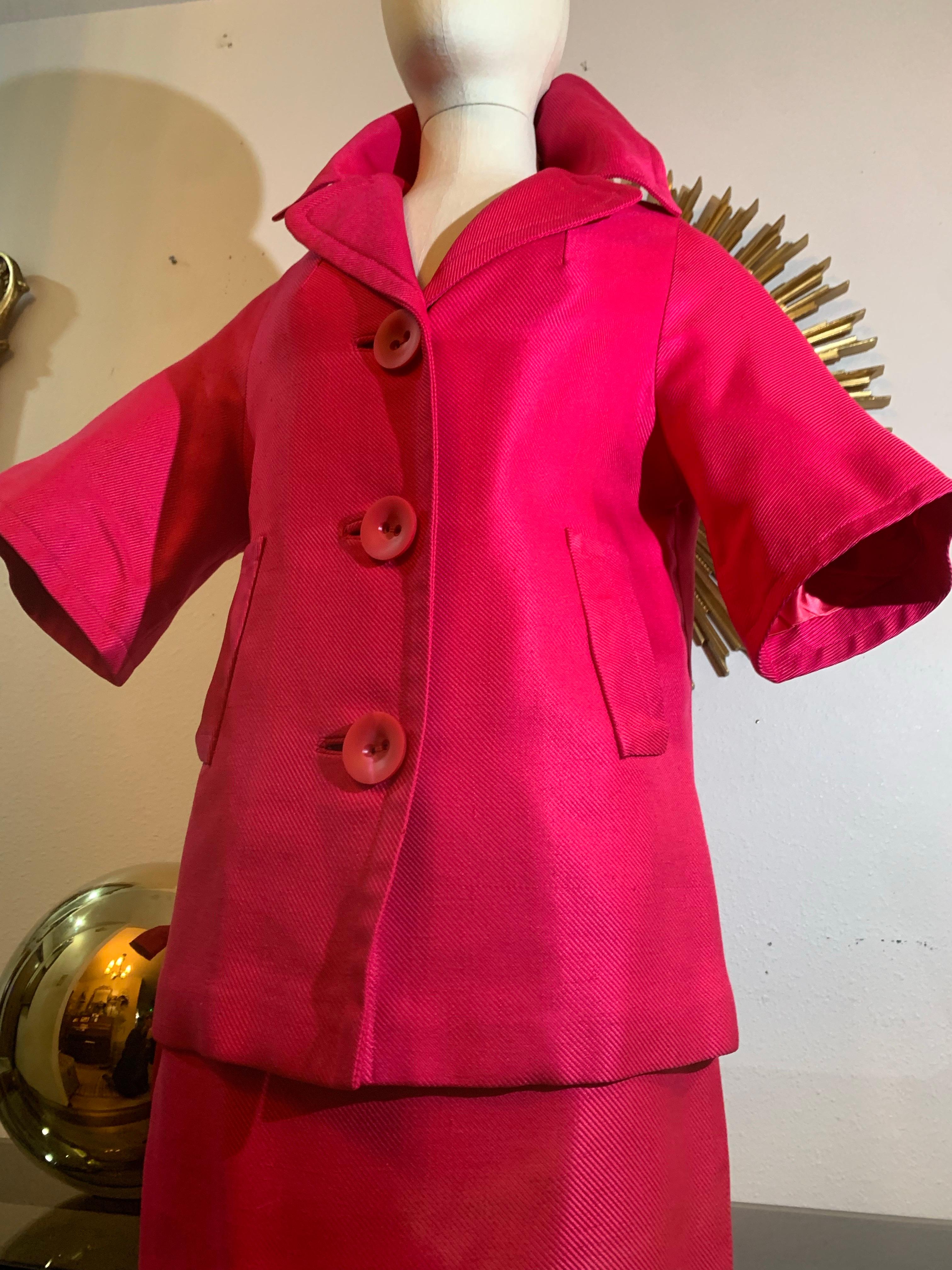 Abito a due pezzi con gonna a ruota in twill di seta degli anni '60, rosa fucsia, con maniche al gomito In condizioni ottime in vendita a Gresham, OR