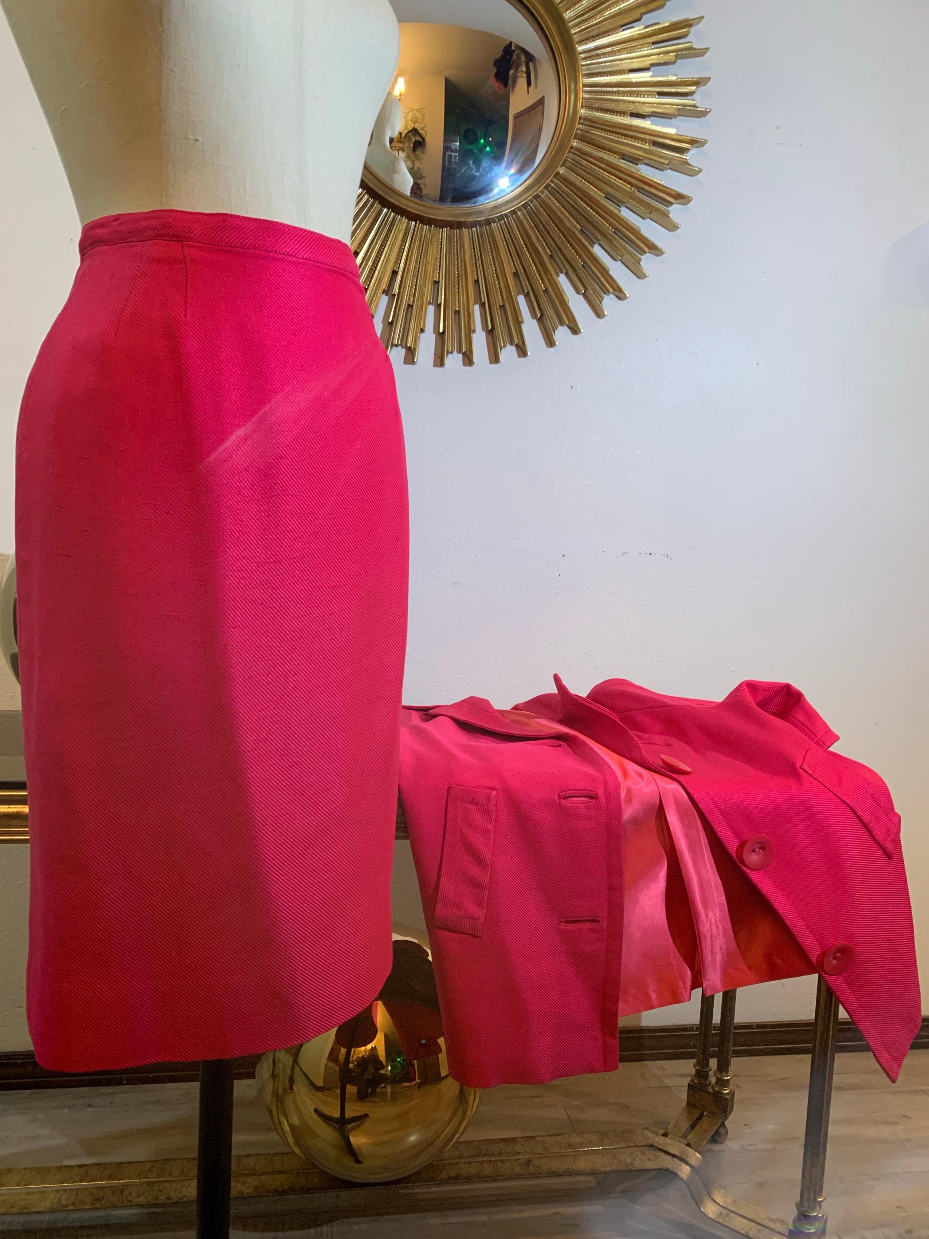 Abito a due pezzi con gonna a ruota in twill di seta degli anni '60, rosa fucsia, con maniche al gomito in vendita 1