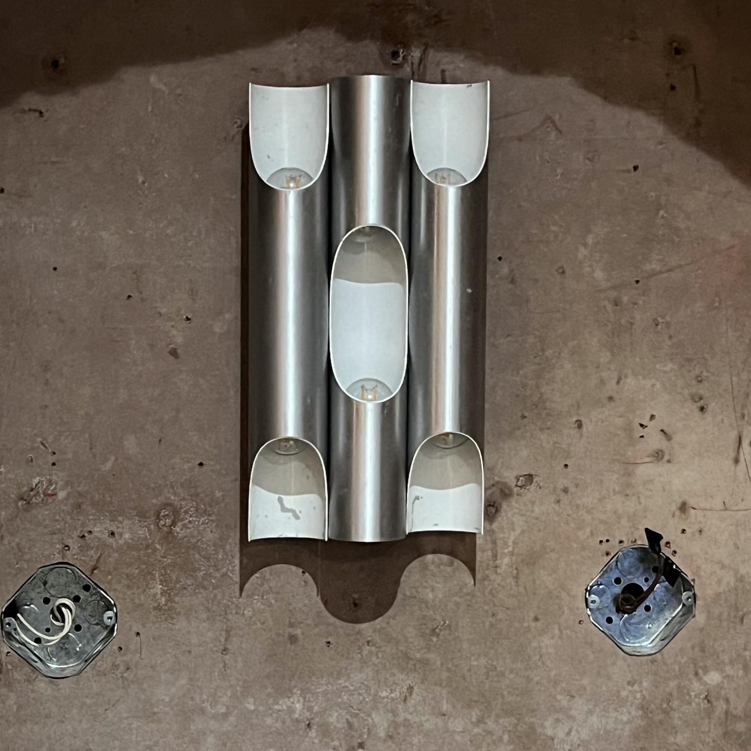 Moderne Wandleuchte Fuga aus Metall entworfen von Maija Liisa Komulainen Finnland für RAAK Amsterdam 1960er Jahre Niederlande
Wunderschöne Wandleuchte aus drei eloxierten Aluminiumrohren. 
Zwei Lichtquellen an der Lampe. Der zylindrische Schirm