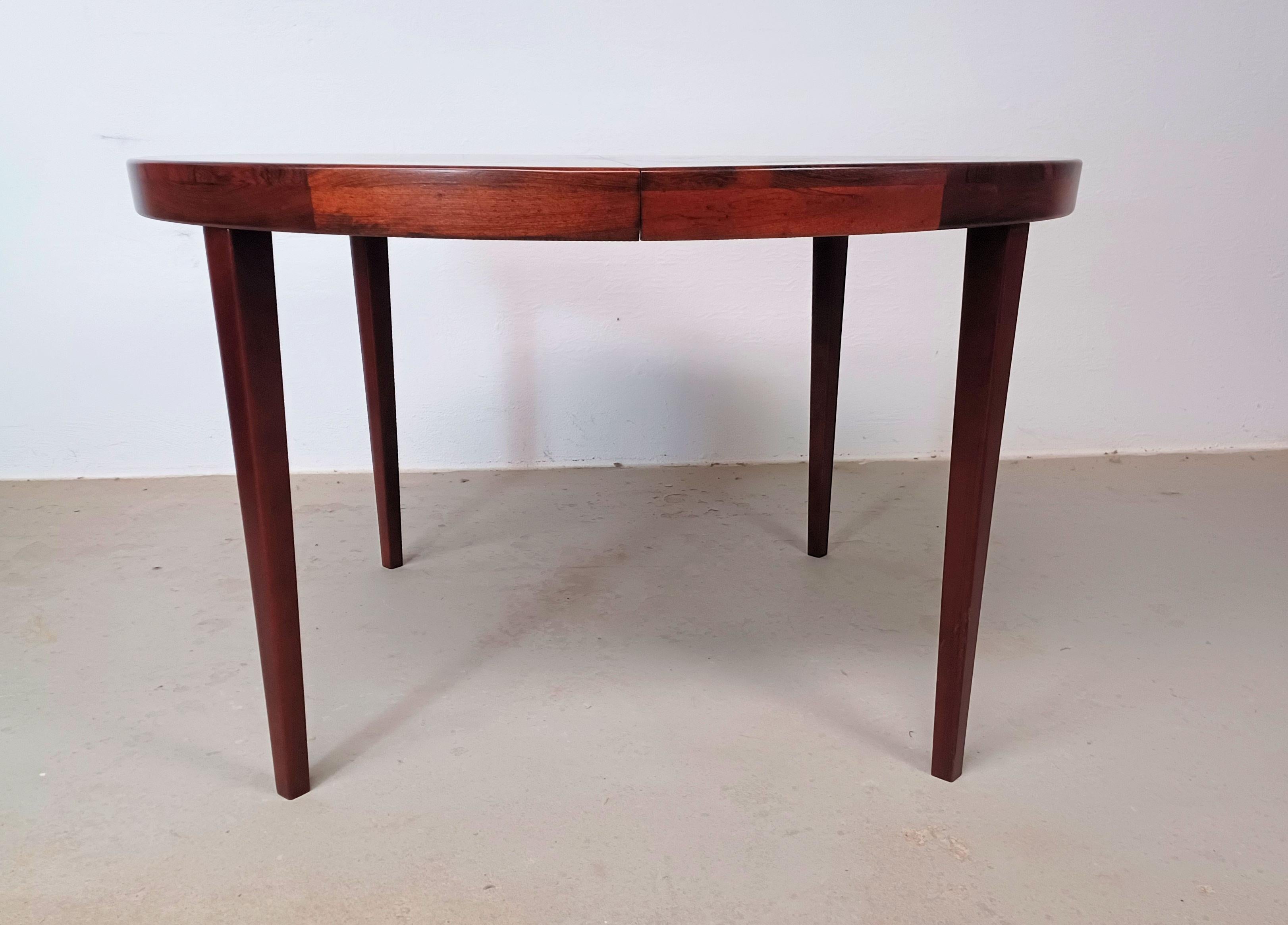 Table de salle à manger danoise en bois de rose extensible des années 1960, entièrement restaurée et remise à neuf

Cette table de salle à manger circulaire est attribuée à la célèbre société Omann Jun's Møbelfabrik, qui a conçu et fabriqué de