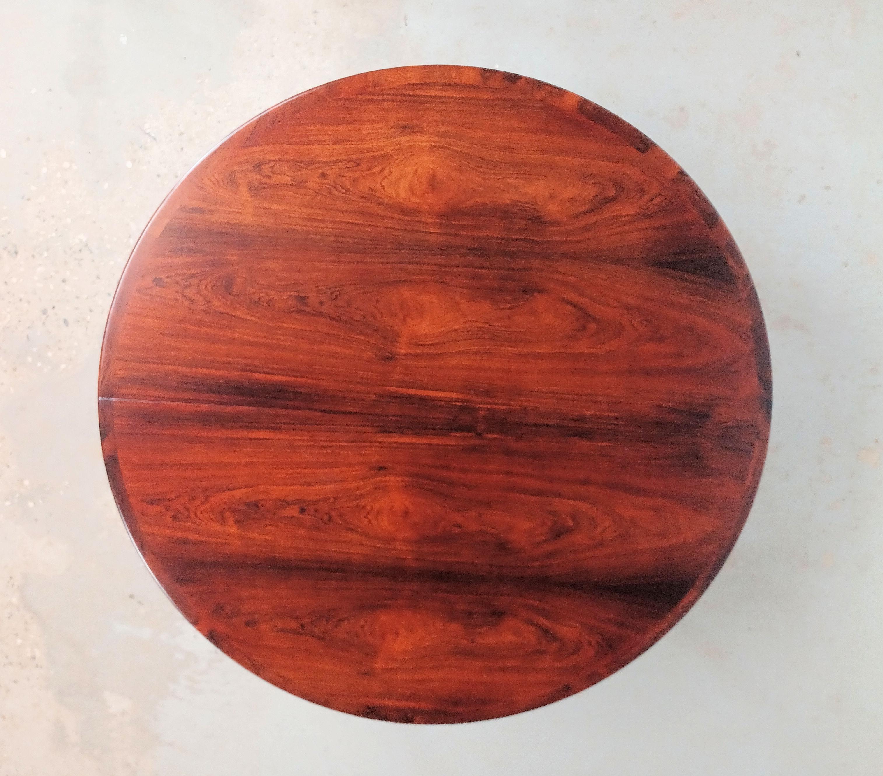 Scandinave moderne Table de salle à manger extensible en palissandre danois des années 1960, entièrement restaurée et finie en vente