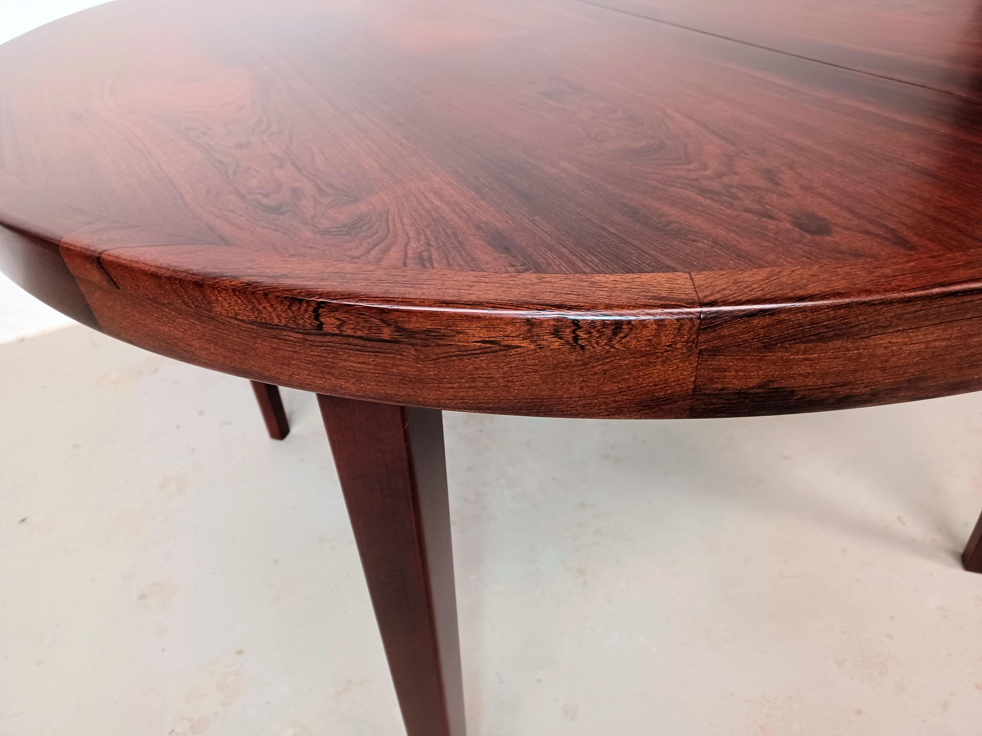 Table de salle à manger extensible en palissandre danois des années 1960, entièrement restaurée et finie Bon état - En vente à Knebel, DK