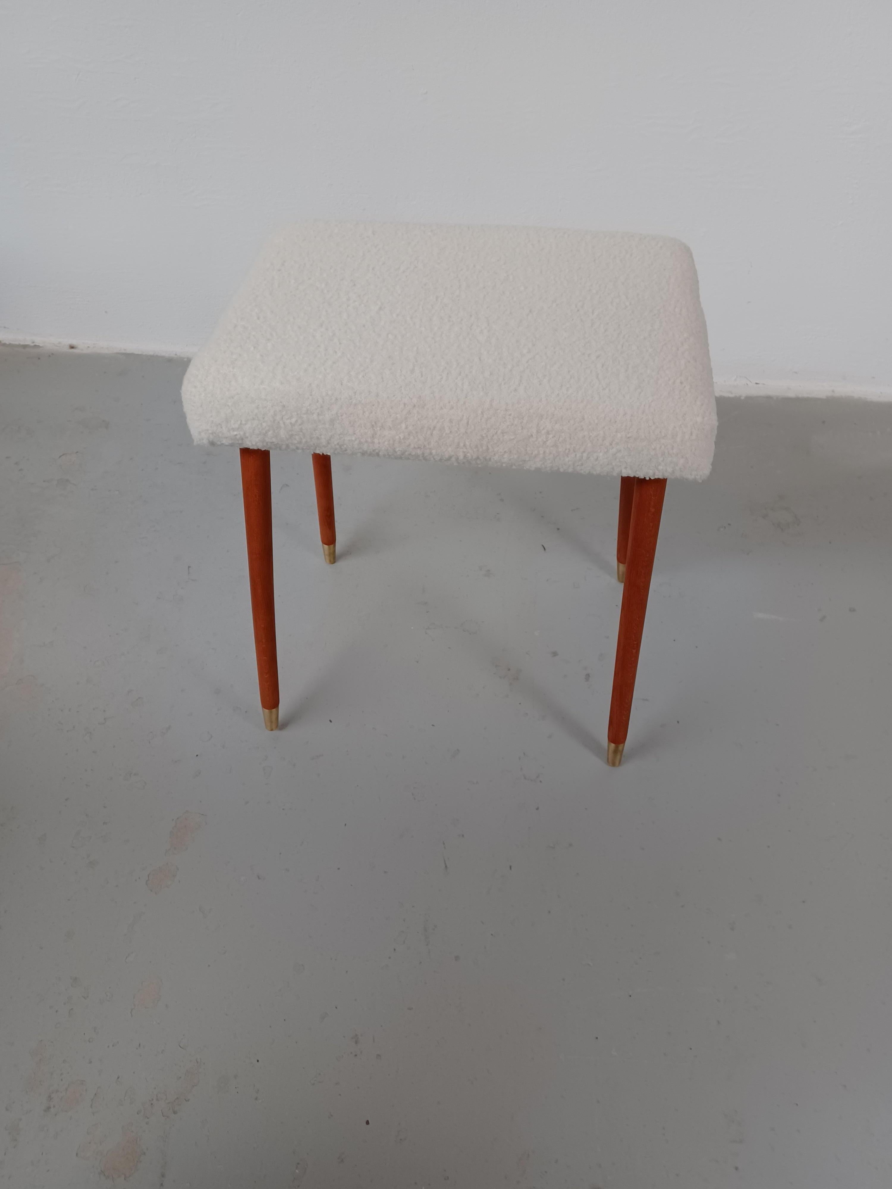 1960s Fully restored and reupholstered danish footstool.

The footstool feature a simple and elegant design with it's thick upholstered seat on top of 4 lim tanned beech legs with brass shoes.

Due to the heigth of the footstool it can also be