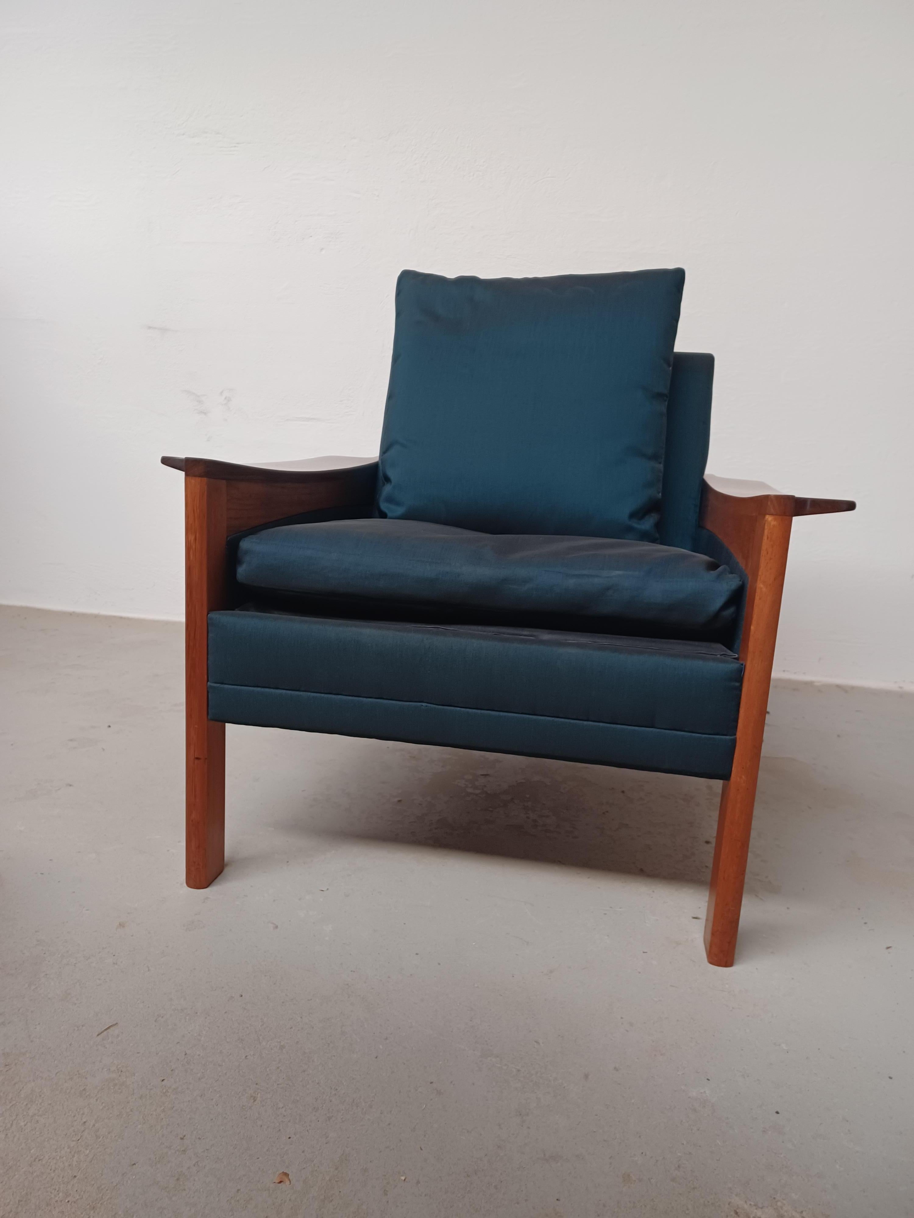 Silla de salón de palisandro Arne Wahl Iversen de los años 60 totalmente restaurada

El sillón cassic de palisandro tiene un armazón de palisandro macizo, bien proporcionado y muy bien elaborado, de finales de los 60 a los 70, en el que se ha