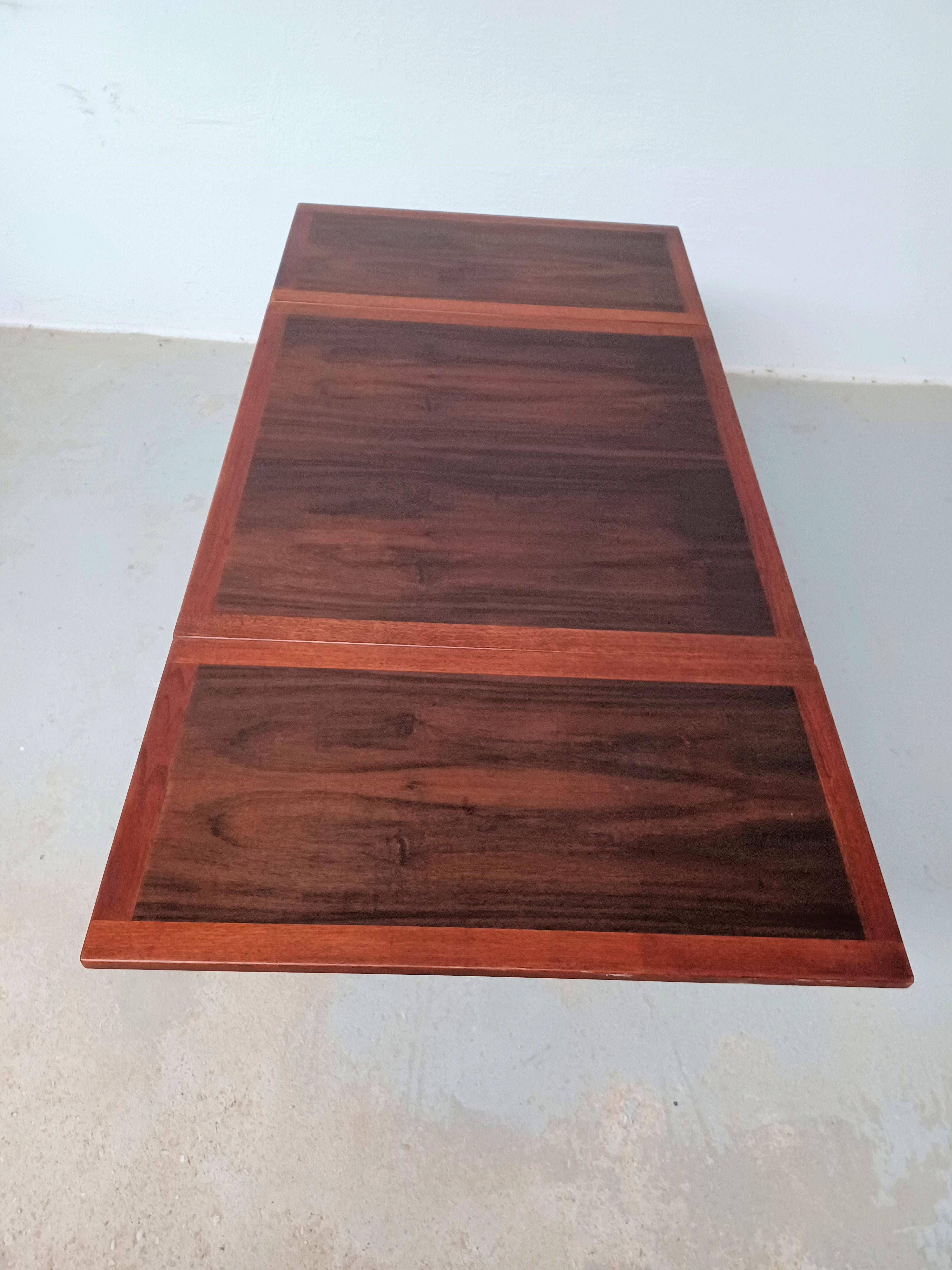Table basse extensible.

La table se caractérise par un cadre en noyer tanné et un plateau tanné dans une couleur brune chaude avec une fonctionnalité unique qui lui permet de s'étendre facilement d'une petite table basse carrée à une table basse