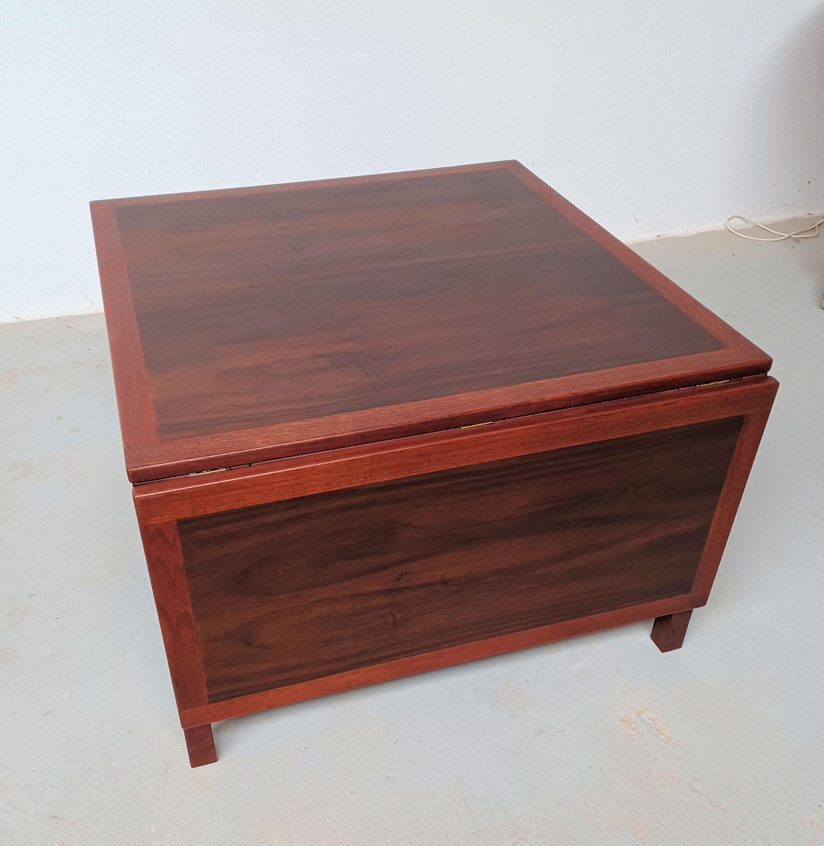 Danois Table basse extensible Borg des années 1960 entièrement restaurée en noyer tanné en vente