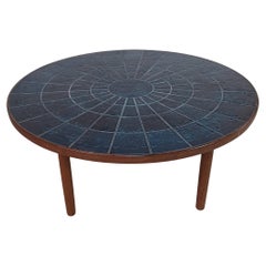 Vollständig restaurierter Couchtisch aus den 1960er Jahren mit einer von Bjorn Wiinblad verzierten Kachelplatte.