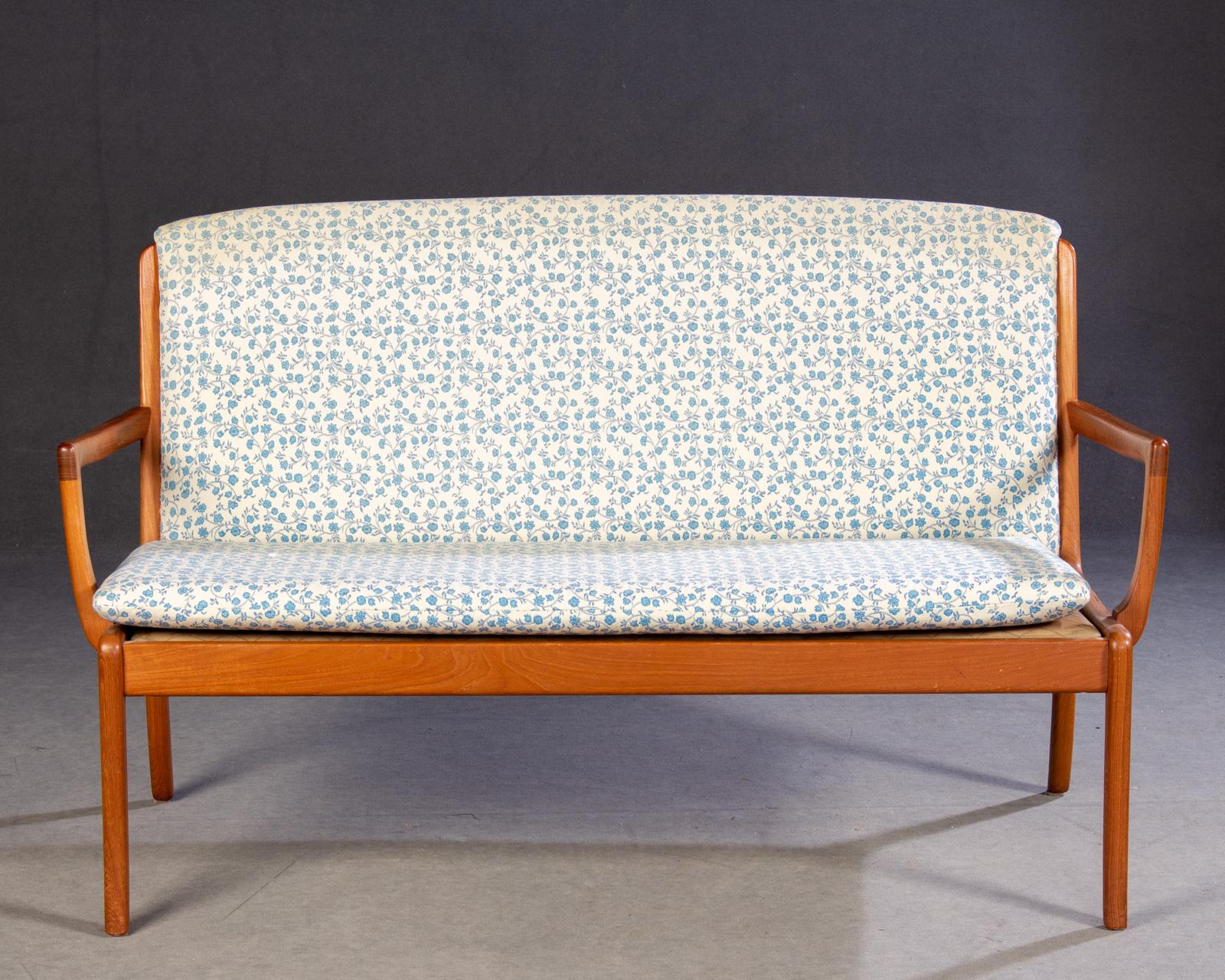 Canapé danois Ole Wanscher des années 1960 entièrement restauré et personnalisable par Cado 

Le design léger et élégant de ce canapé aux formes et aux lignes organiques et élégantes, associé à un excellent travail artisanal avec de nombreux petits