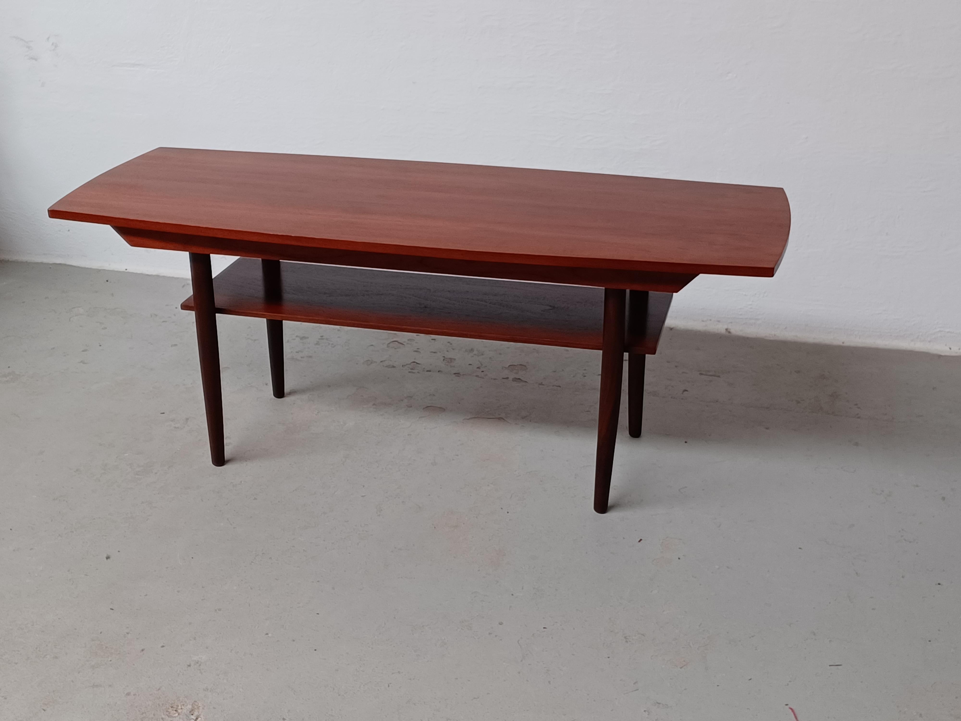 1960s fully restored Danish coffee table in teak. 

The well dimensioned coffee table with it´s elegant organic curved shapes has been fully restored and refinished by our experienced cabinetmakers to ensure that it's in very good condition.
 
 