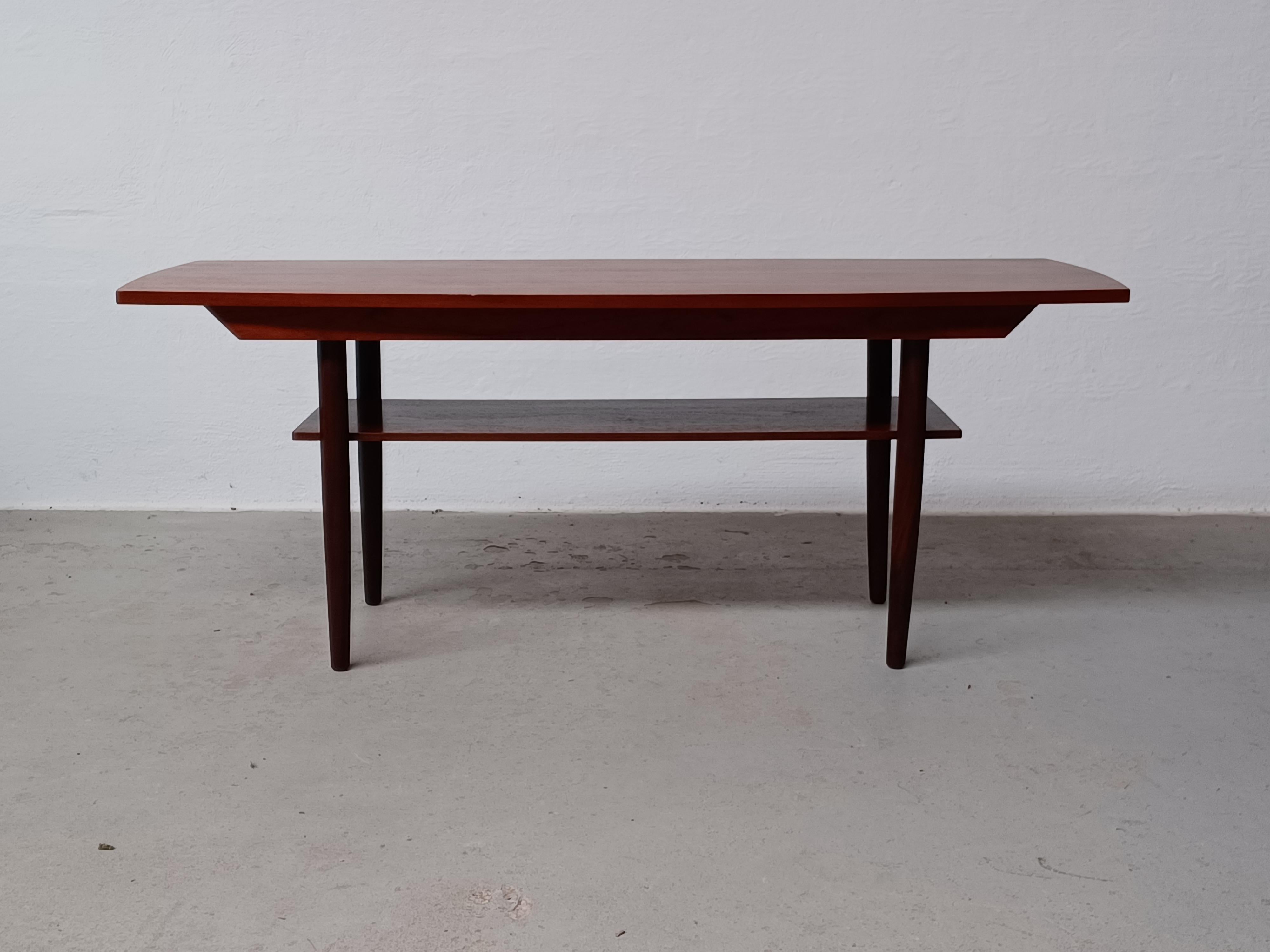 1960s Fully Restored Danish Coffee Table in Teak In Excellent Condition For Sale In Knebel, DK
