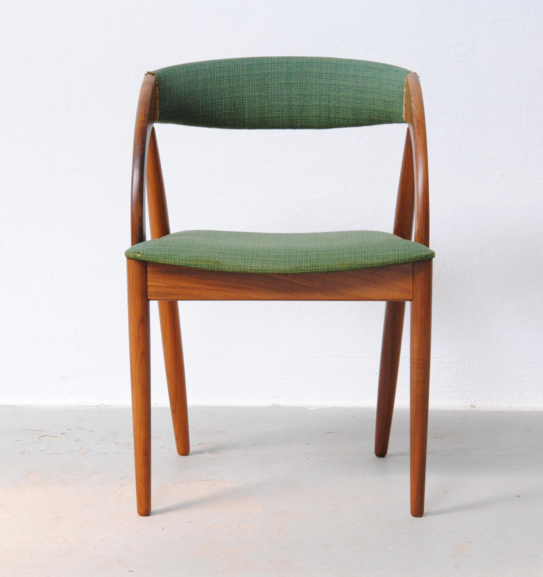 Chaise d'appoint en teck de forme organique conçue par le designer danois Johannes Andersen.

Cette chaise confortable est composée d'un solide cadre en teck soigneusement façonné avec de nombreuses formes organiques qui se fondent les unes dans les