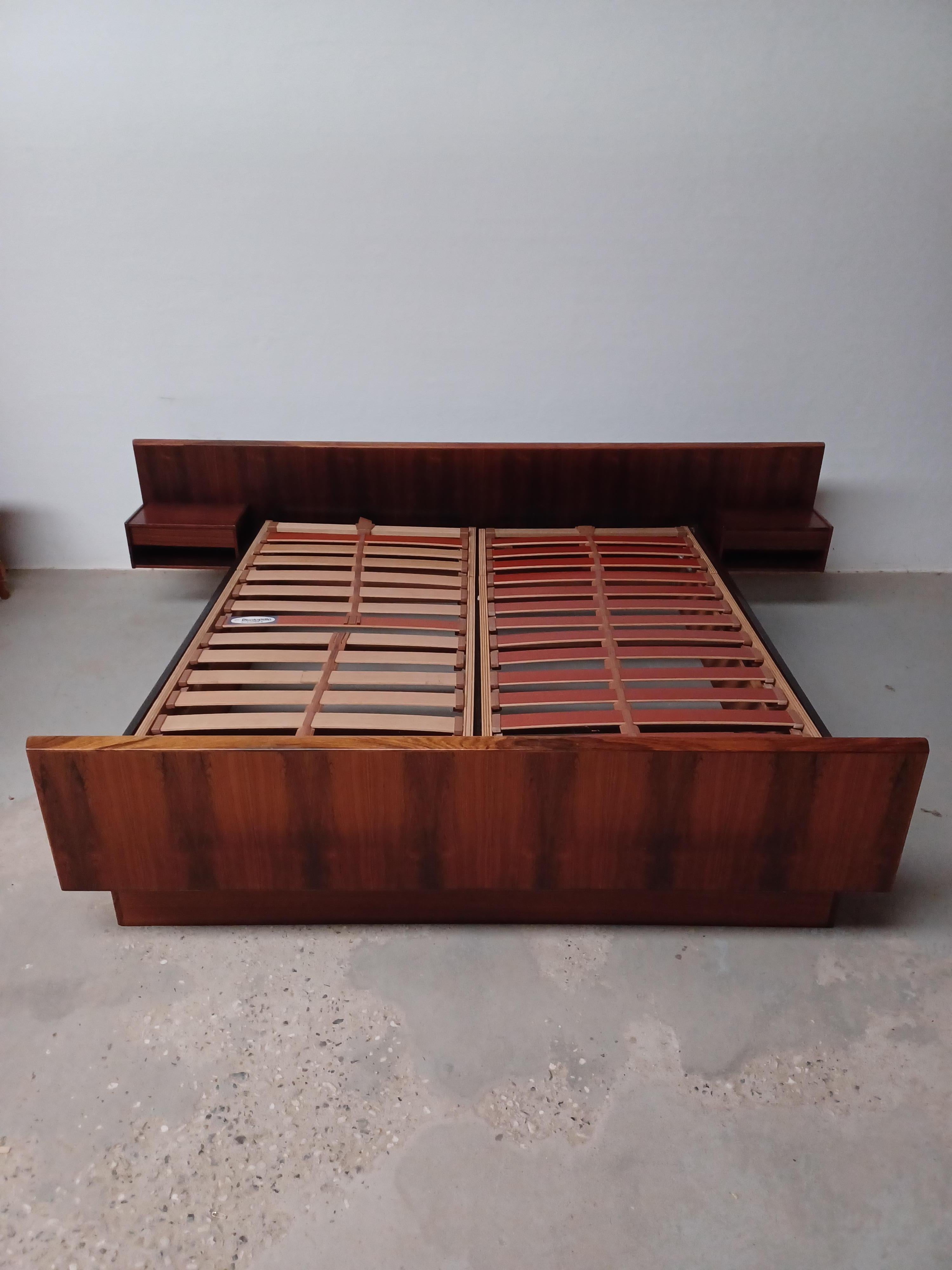 Lit danois queen size en palissandre des années 1960 entièrement restauré avec tables de nuit flottantes par Sannemanns Møbelfarik.

Ensemble de chambre à coucher en palissandre de Sannemanns Møbelfabrik composé d'un lit double queen strict de