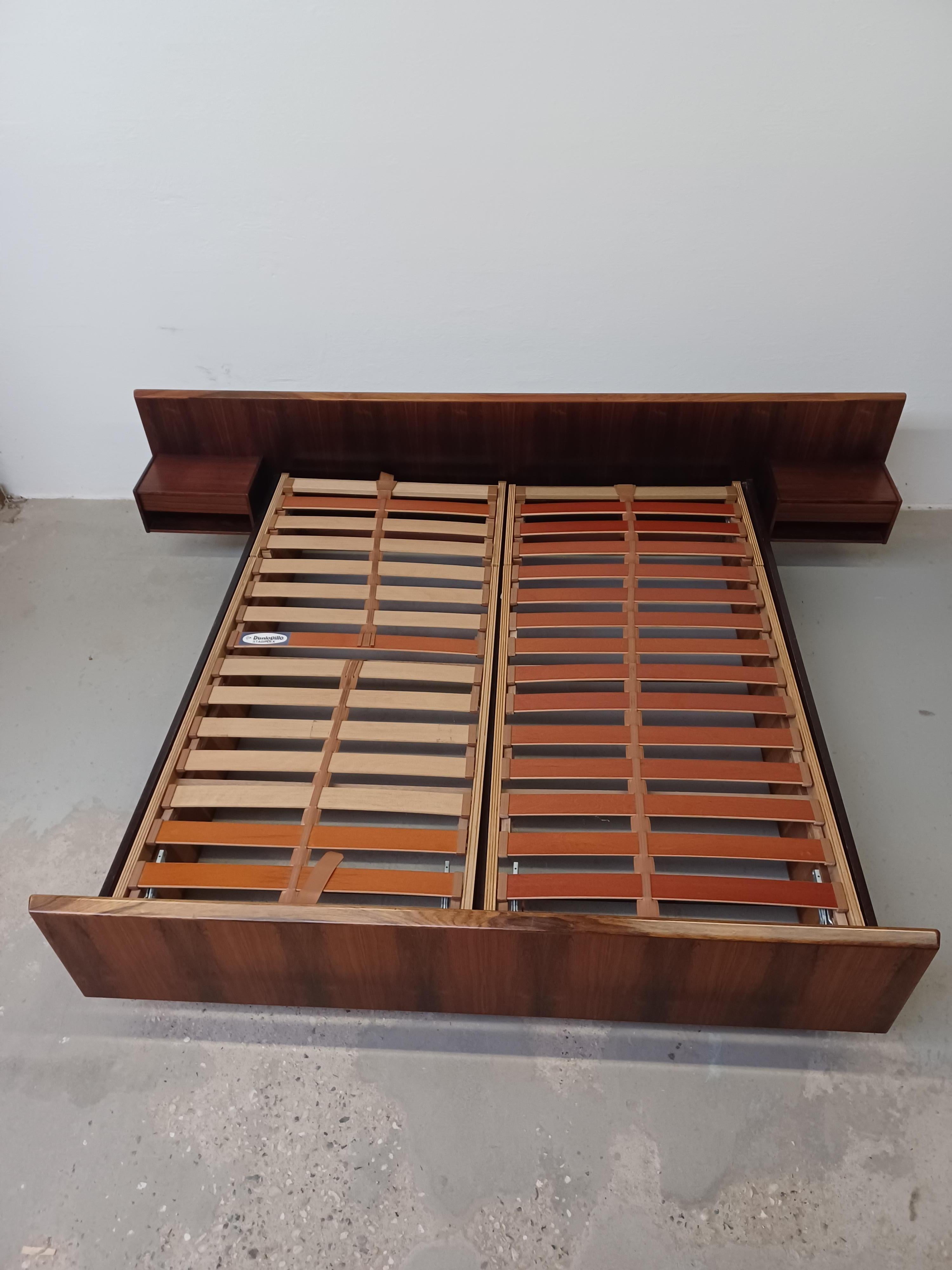 Scandinave moderne 1960s Entièrement restauré, lit danois en palissandre avec tables de nuit flottantes en vente