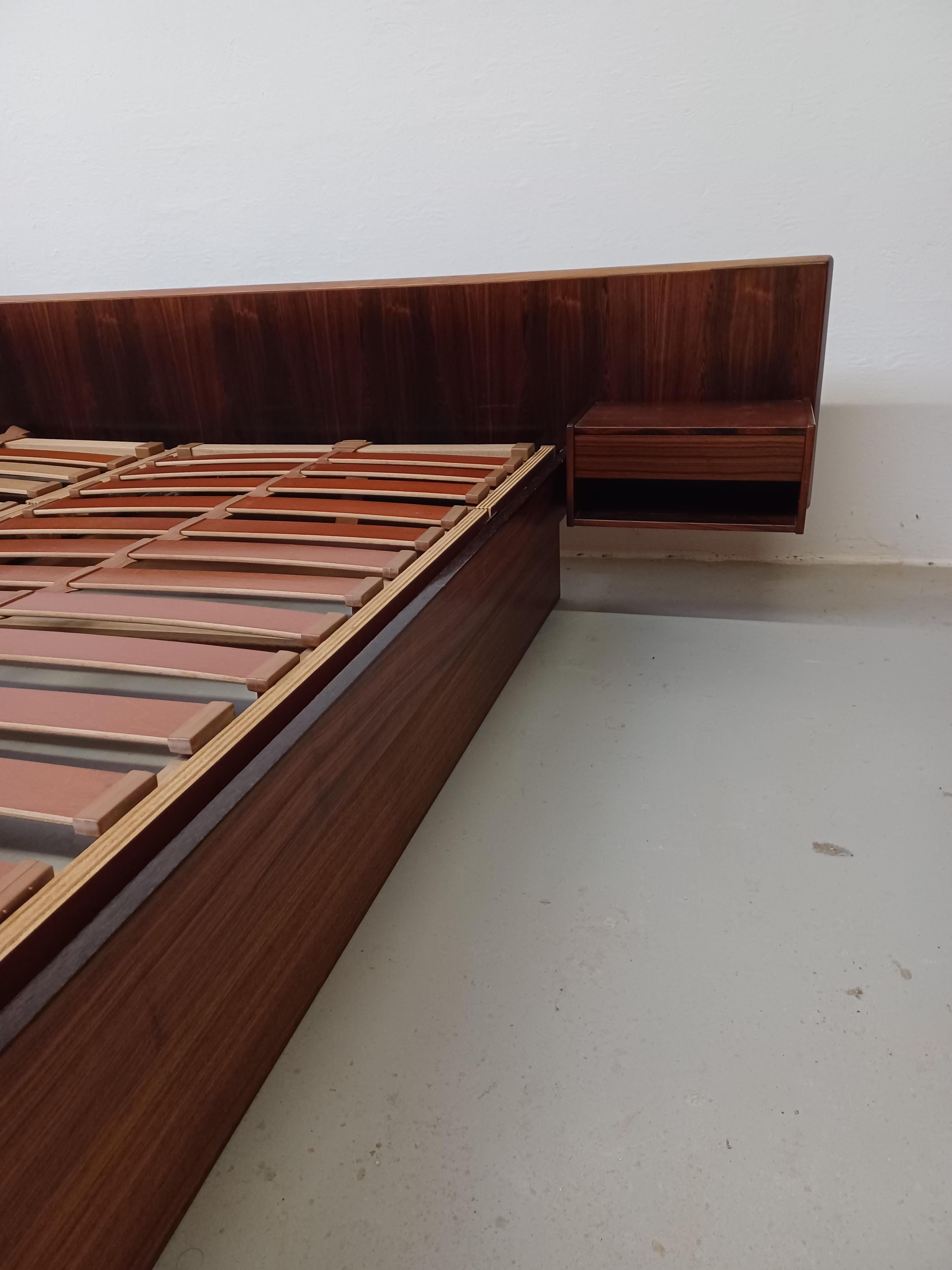1960s Entièrement restauré, lit danois en palissandre avec tables de nuit flottantes Bon état - En vente à Knebel, DK