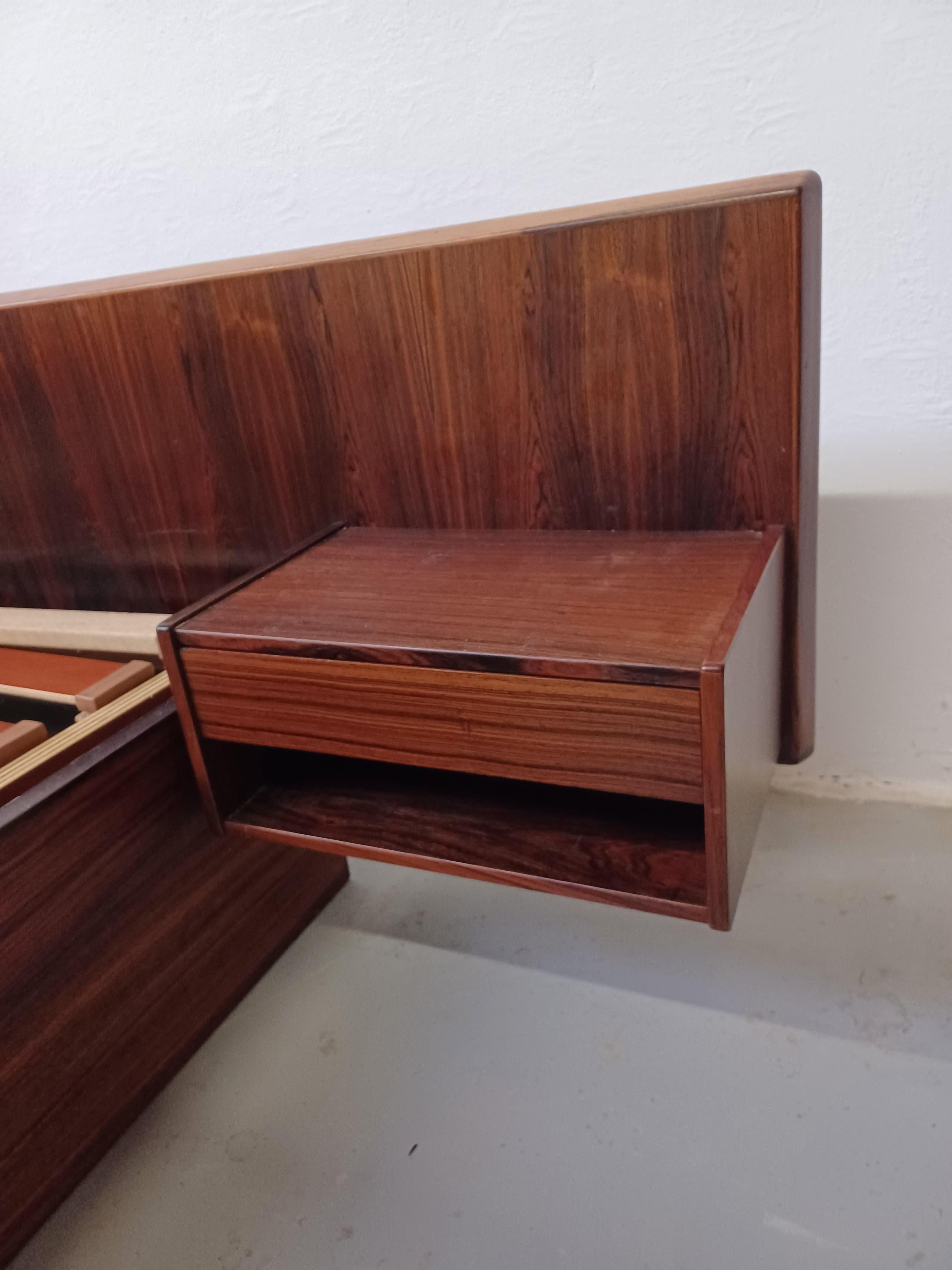 Milieu du XXe siècle 1960s Entièrement restauré, lit danois en palissandre avec tables de nuit flottantes en vente