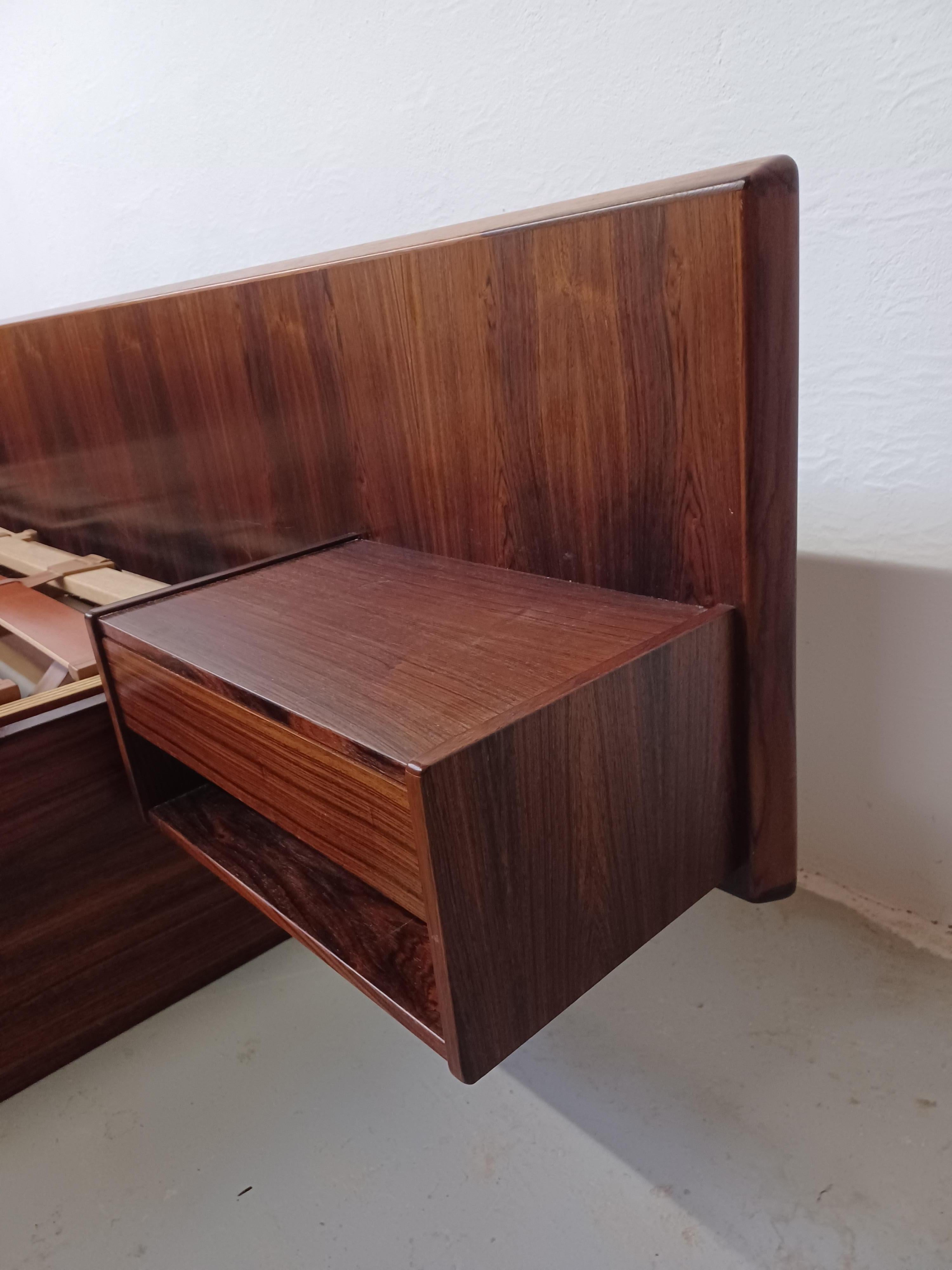 Bois de rose 1960s Entièrement restauré, lit danois en palissandre avec tables de nuit flottantes en vente