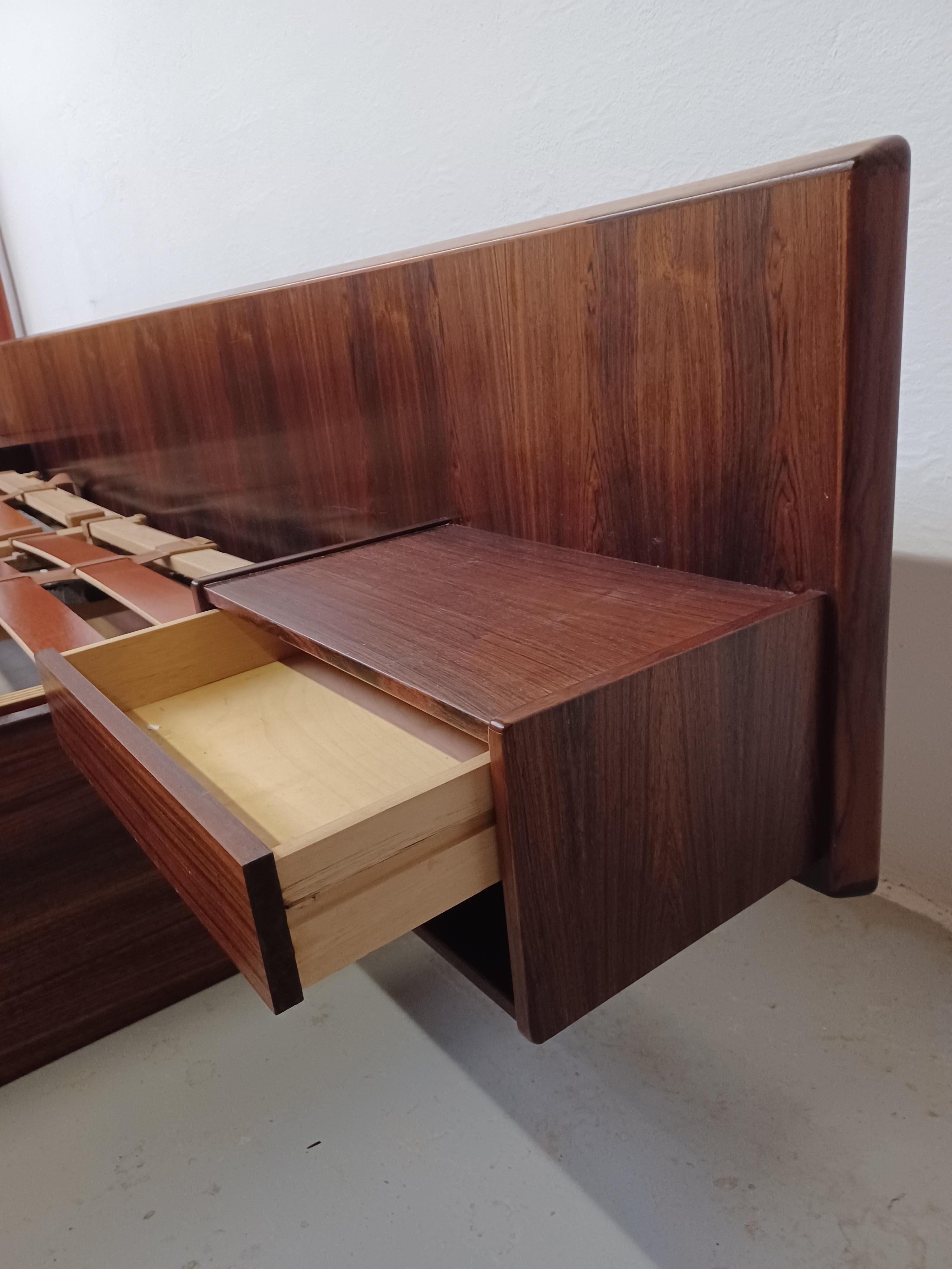 1960s Entièrement restauré, lit danois en palissandre avec tables de nuit flottantes en vente 1