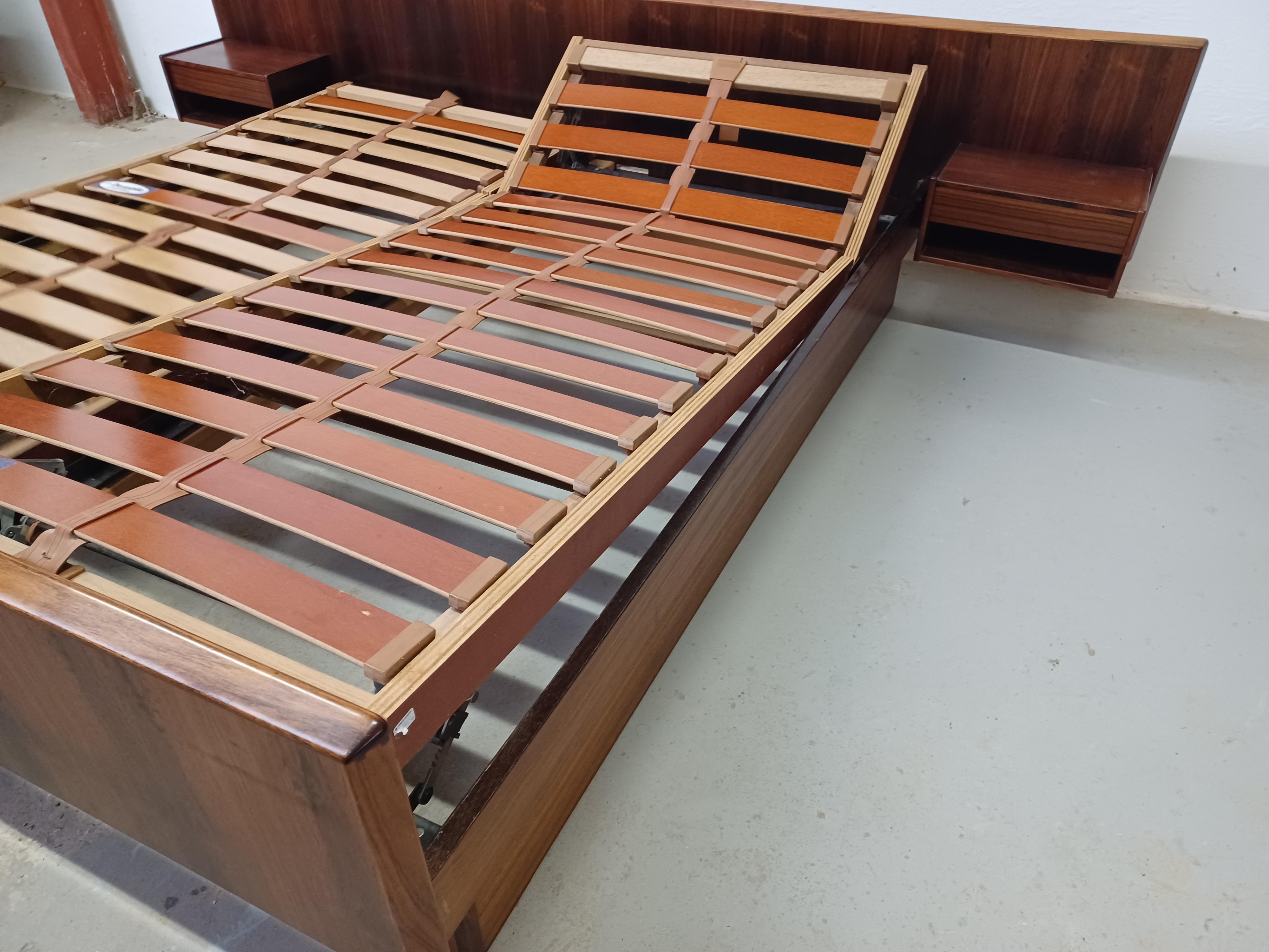 1960s Entièrement restauré, lit danois en palissandre avec tables de nuit flottantes en vente 2