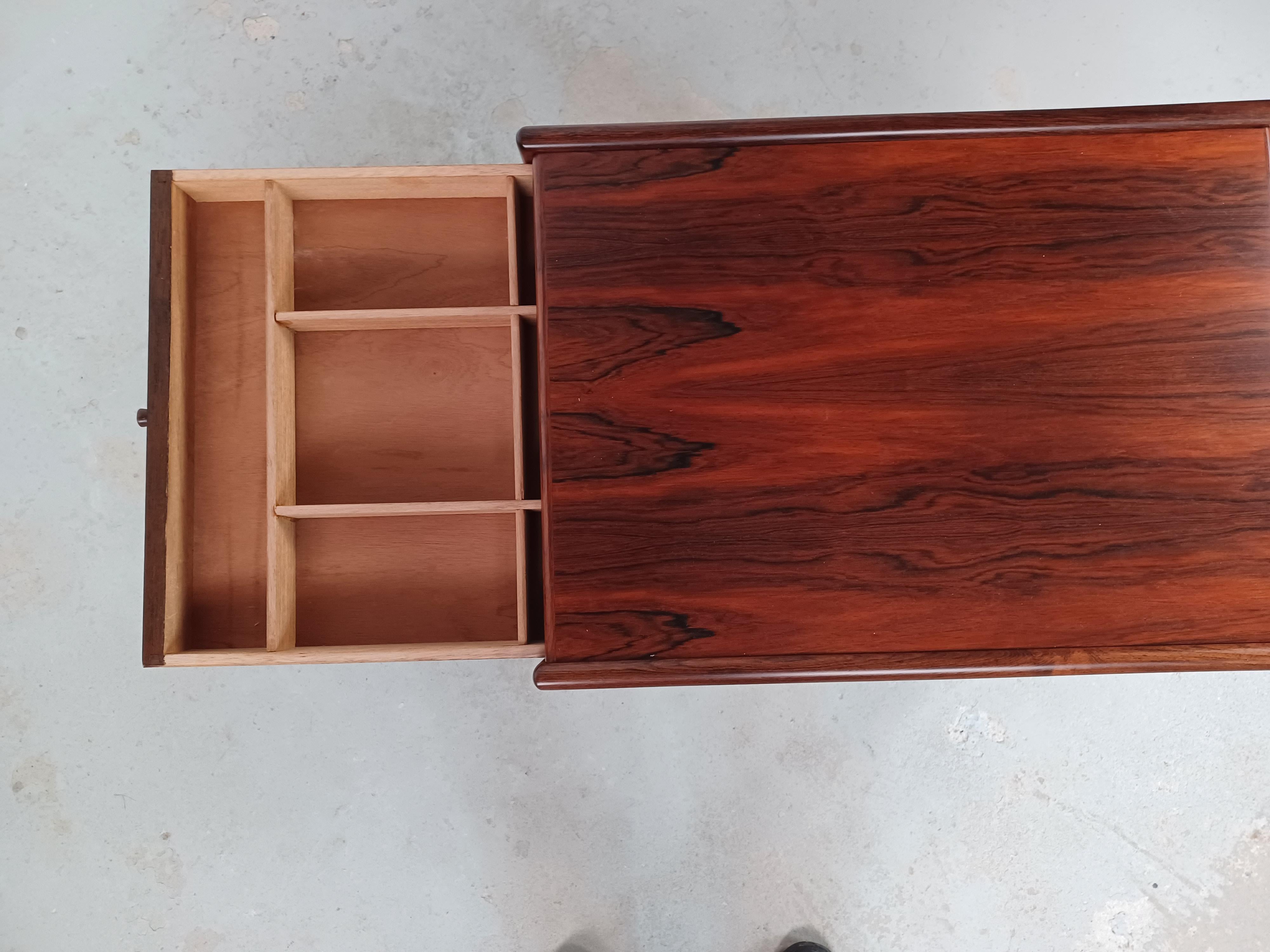Table de couture et d'appoint en palissandre danois des années 1960, bien designs et entièrement restaurée en vente 4