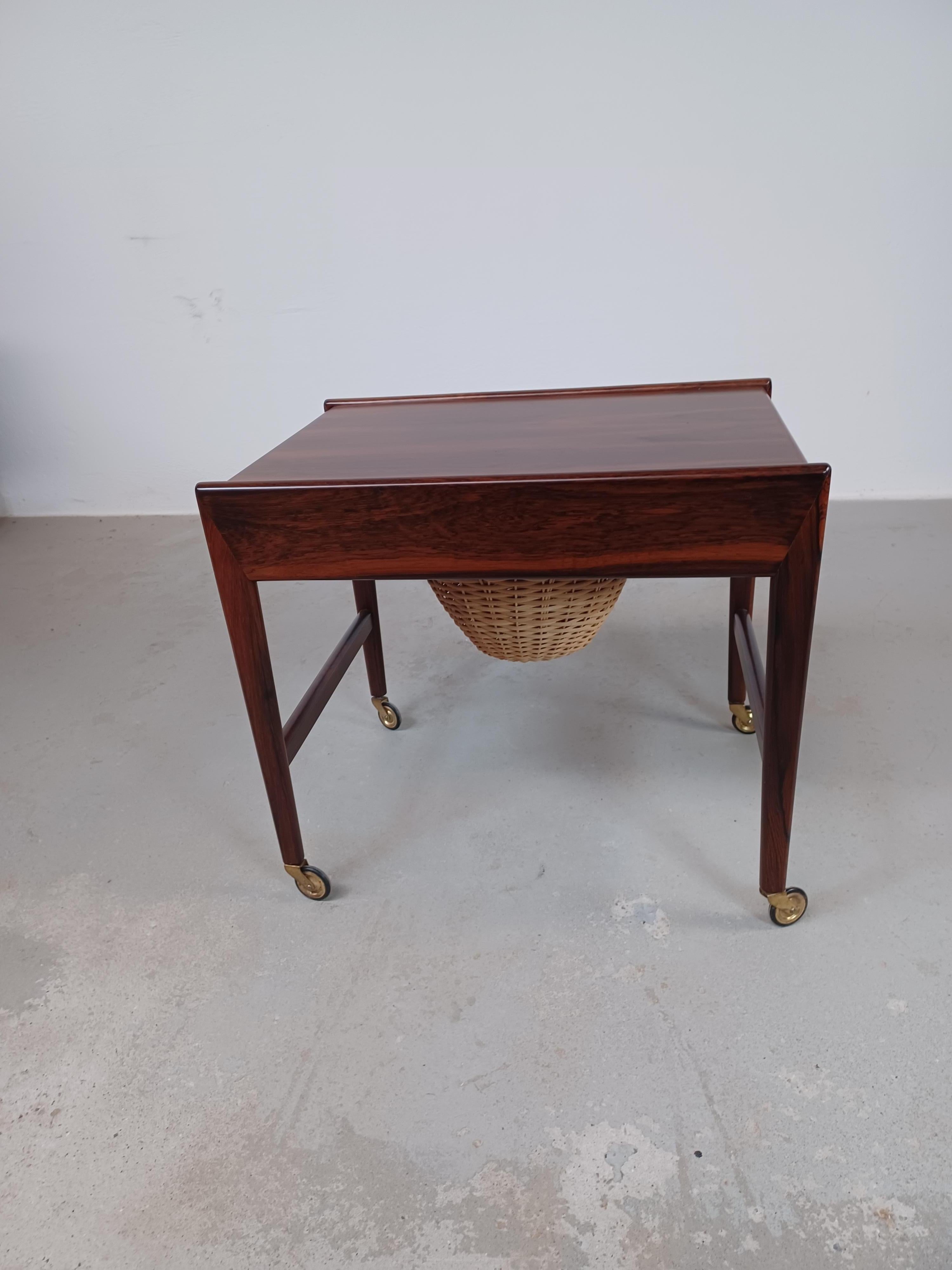 Table de couture et d'appoint danoise en palissandre des années 1960 entièrement restaurée

Table de couture danoise bien conçue et bien fabriquée avec panier canné, un grand tiroir fin avec beaucoup d'espace pour les petites choses qui s'ouvre aux