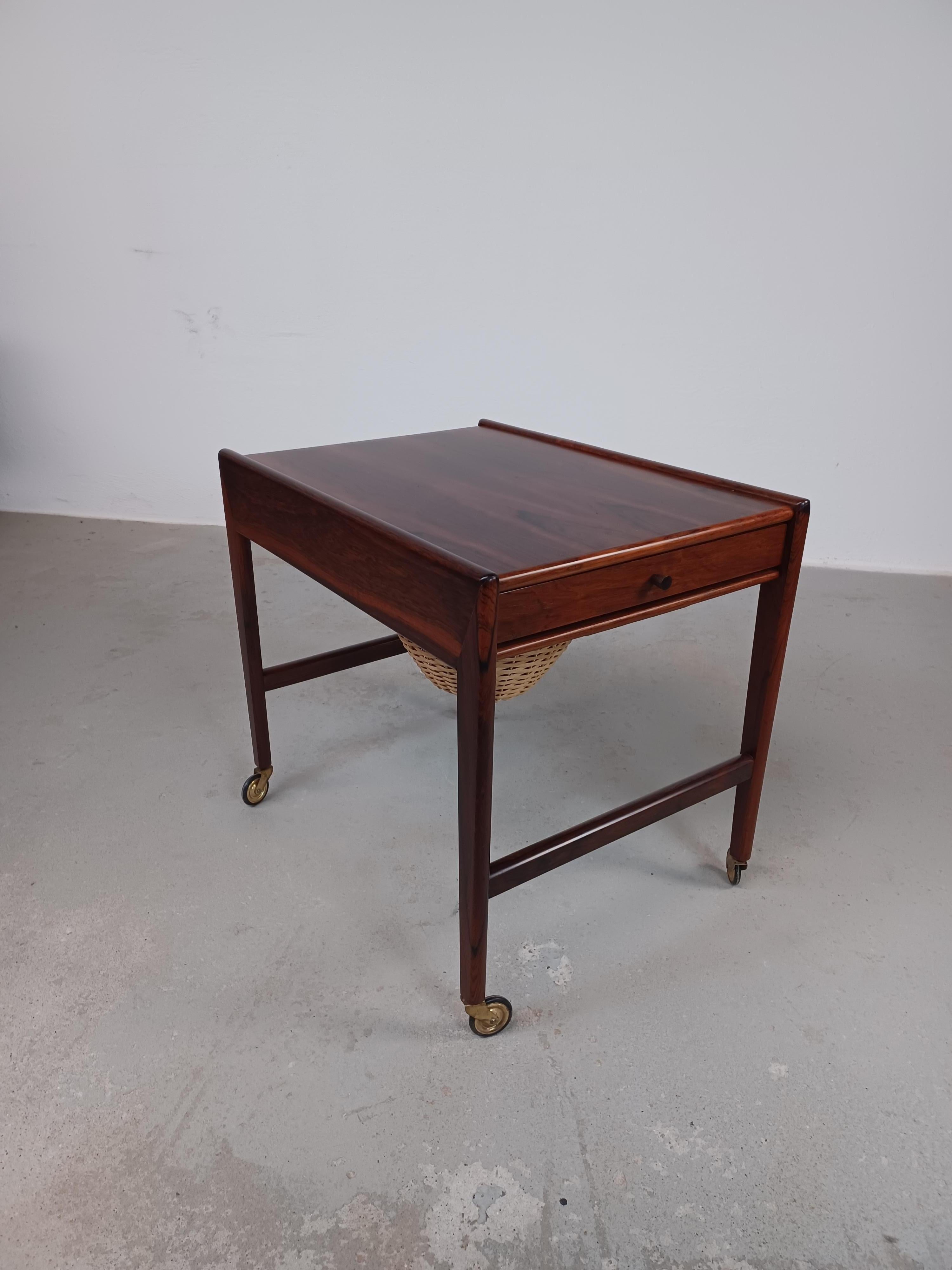Scandinave moderne Table de couture et d'appoint en palissandre danois des années 1960, bien designs et entièrement restaurée en vente