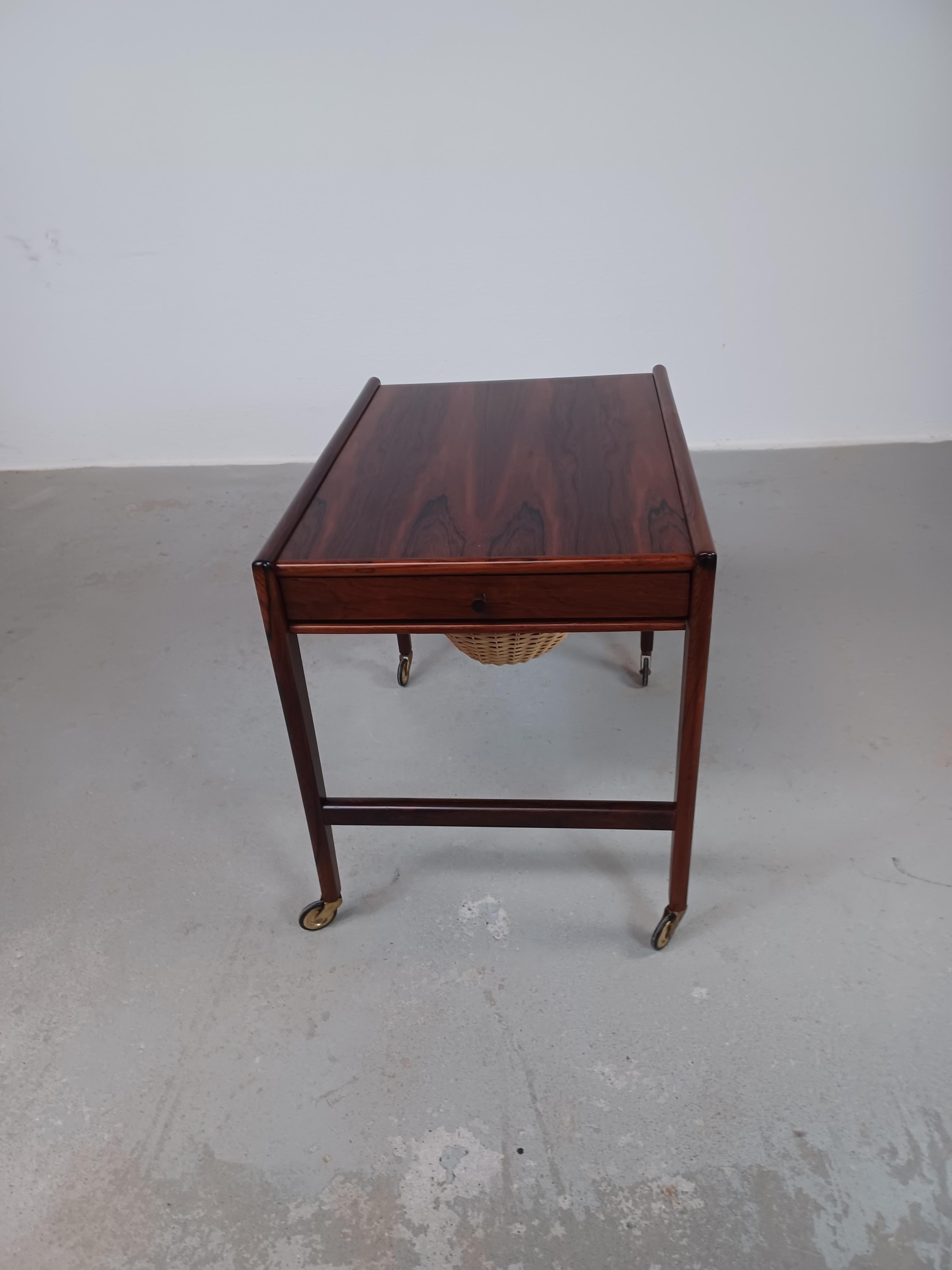 Table de couture et d'appoint en palissandre danois des années 1960, bien designs et entièrement restaurée Excellent état - En vente à Knebel, DK
