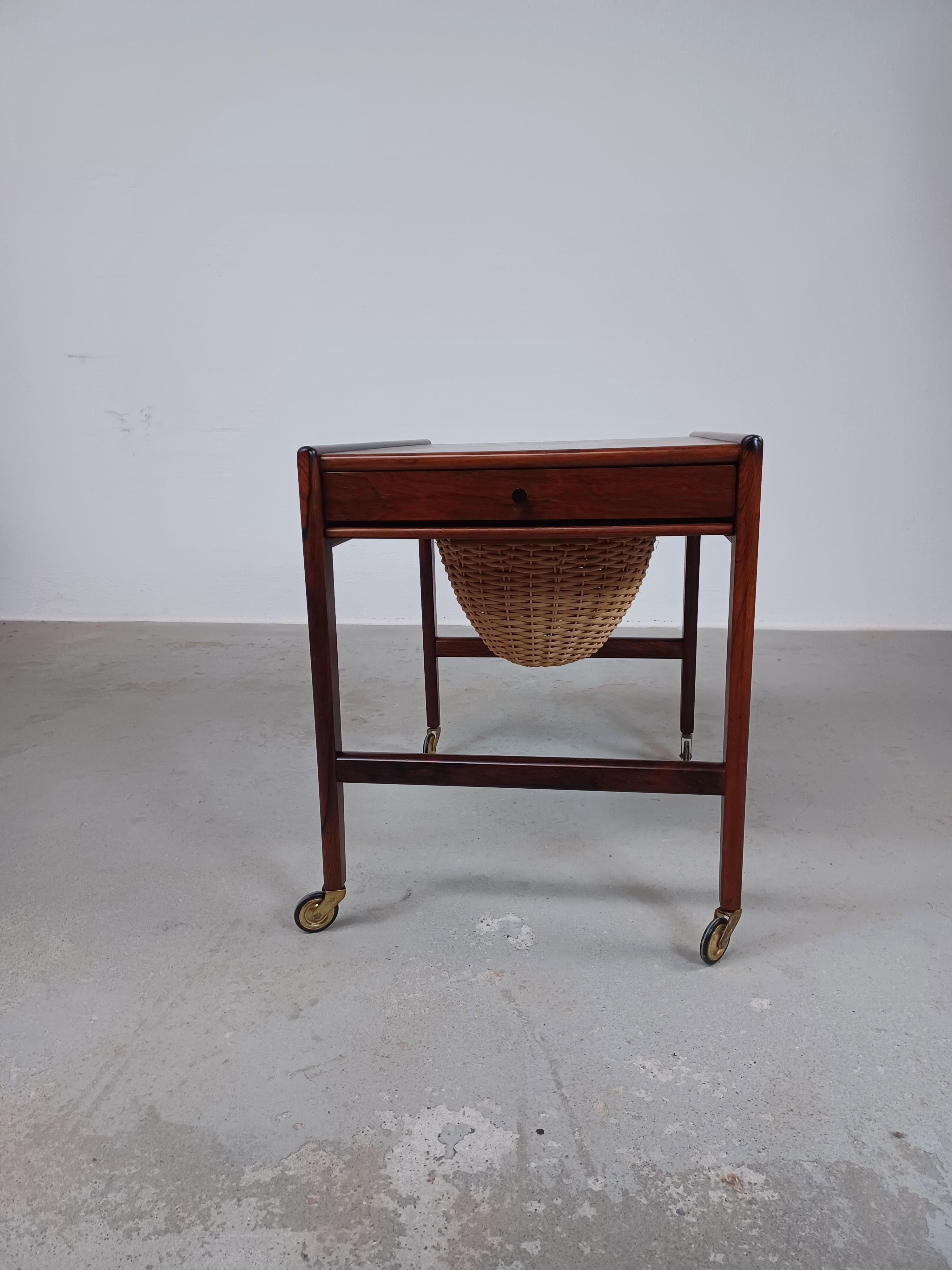 Milieu du XXe siècle Table de couture et d'appoint en palissandre danois des années 1960, bien designs et entièrement restaurée en vente