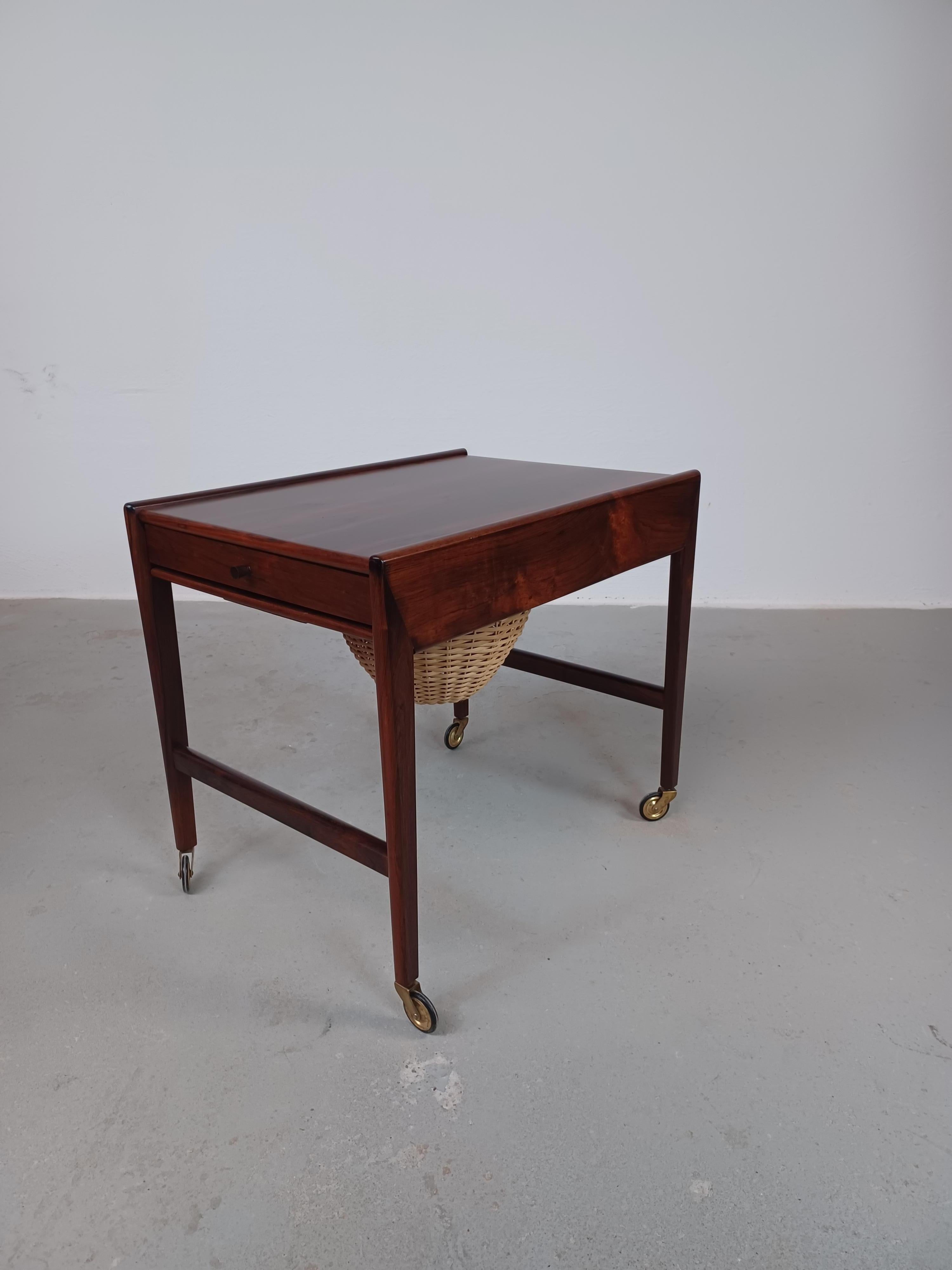 Bois de rose Table de couture et d'appoint en palissandre danois des années 1960, bien designs et entièrement restaurée en vente