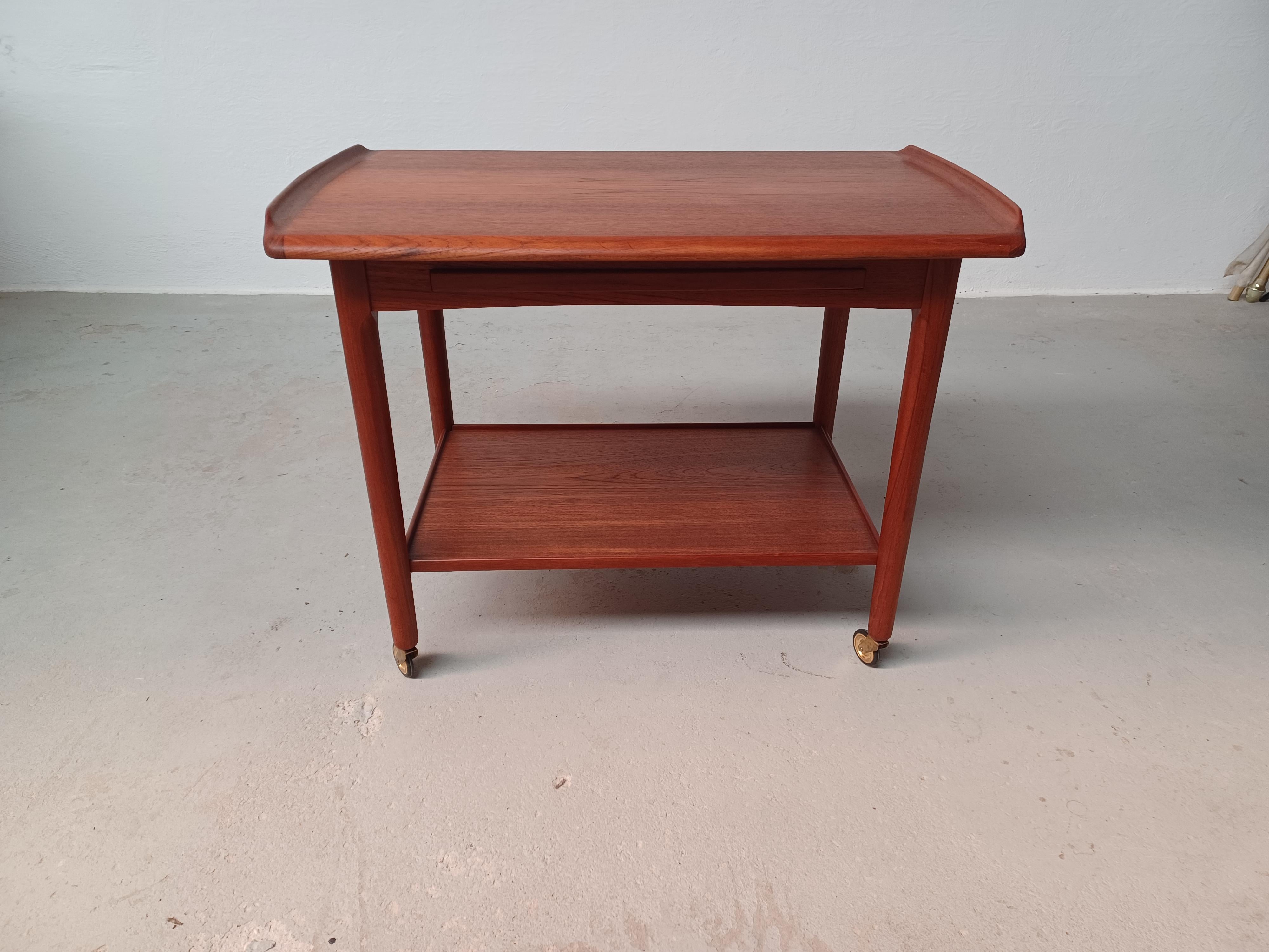 1960s fully restored Danish teak bar cart with integrated tray.

The well designed table with an integrated teak tray is very well crafted with attention to all details and will serve well not only as a bar table but also as a sidetable.

The bar