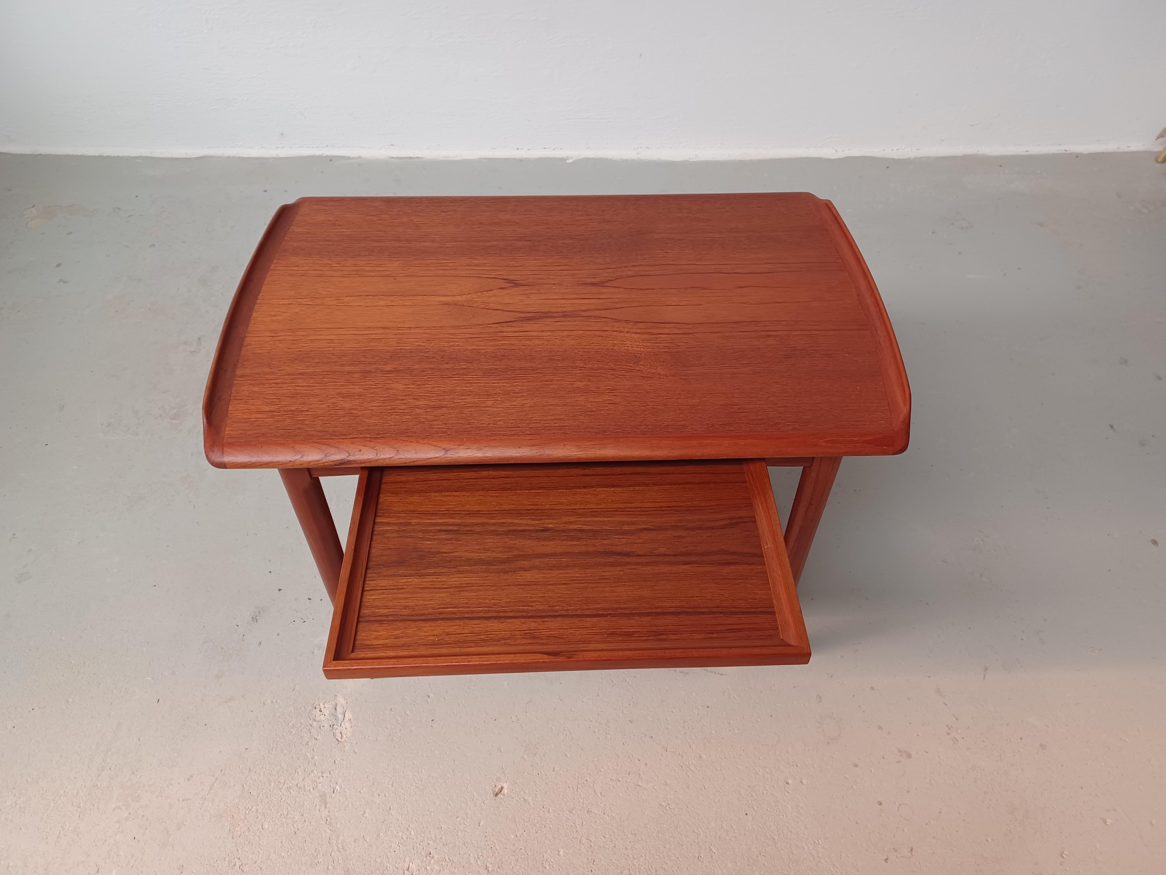 1960s Fully Restored Danish Teak Bar Cart with Integrated Tray In Excellent Condition For Sale In Knebel, DK