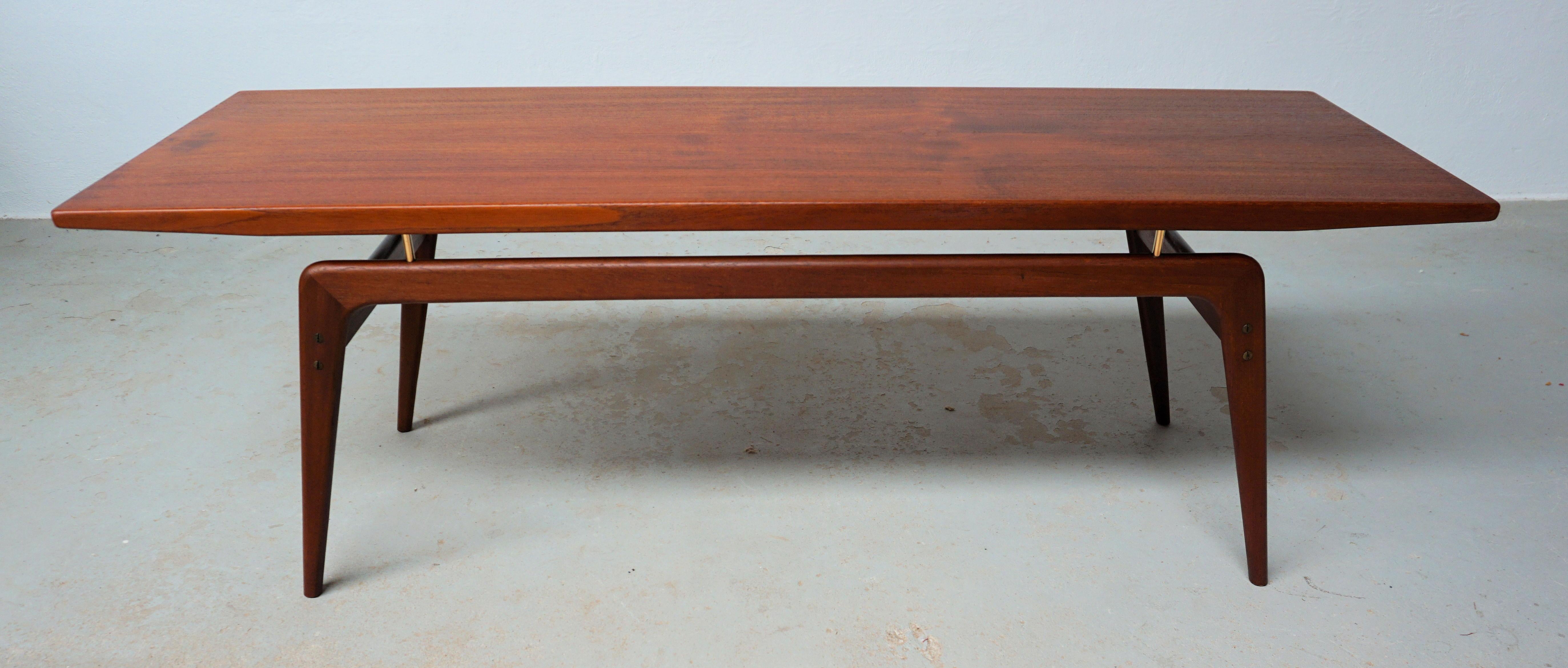 1960er Jahre Vollständig restaurierter dänischer Couchtisch aus Teakholz, Arne Hovmand-Olsen zugeschrieben im Angebot 4