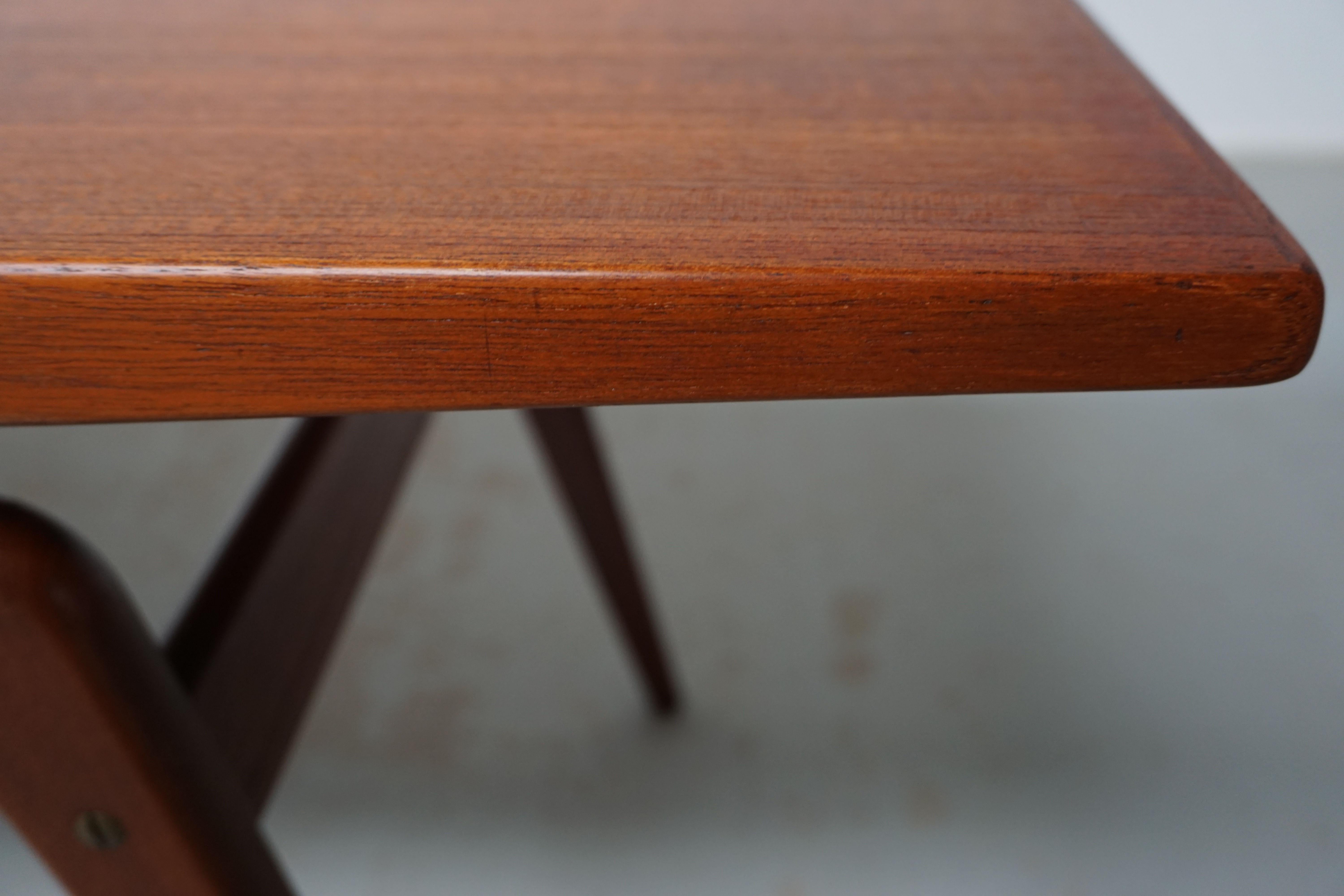1960er Jahre Vollständig restaurierter dänischer Couchtisch aus Teakholz, Arne Hovmand-Olsen zugeschrieben im Angebot 7