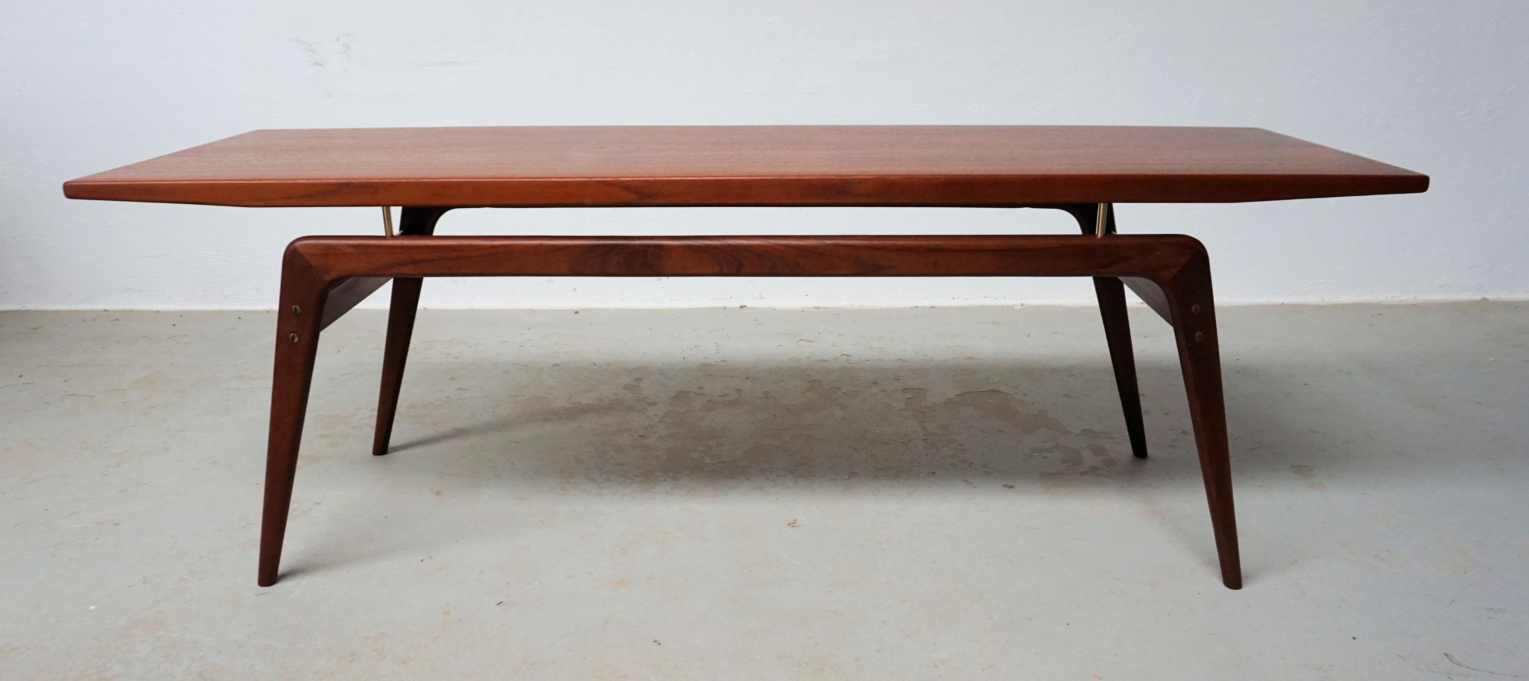 Vollständig restaurierter dänischer Couchtisch aus Teakholz aus den 1960er Jahren, der Arne Hovmand-Olsen zugeschrieben wird. 

Der gut dimensionierte Couchtisch mit seiner schwebenden Tischplatte, die den gesamten Couchtisch schlank und elegant