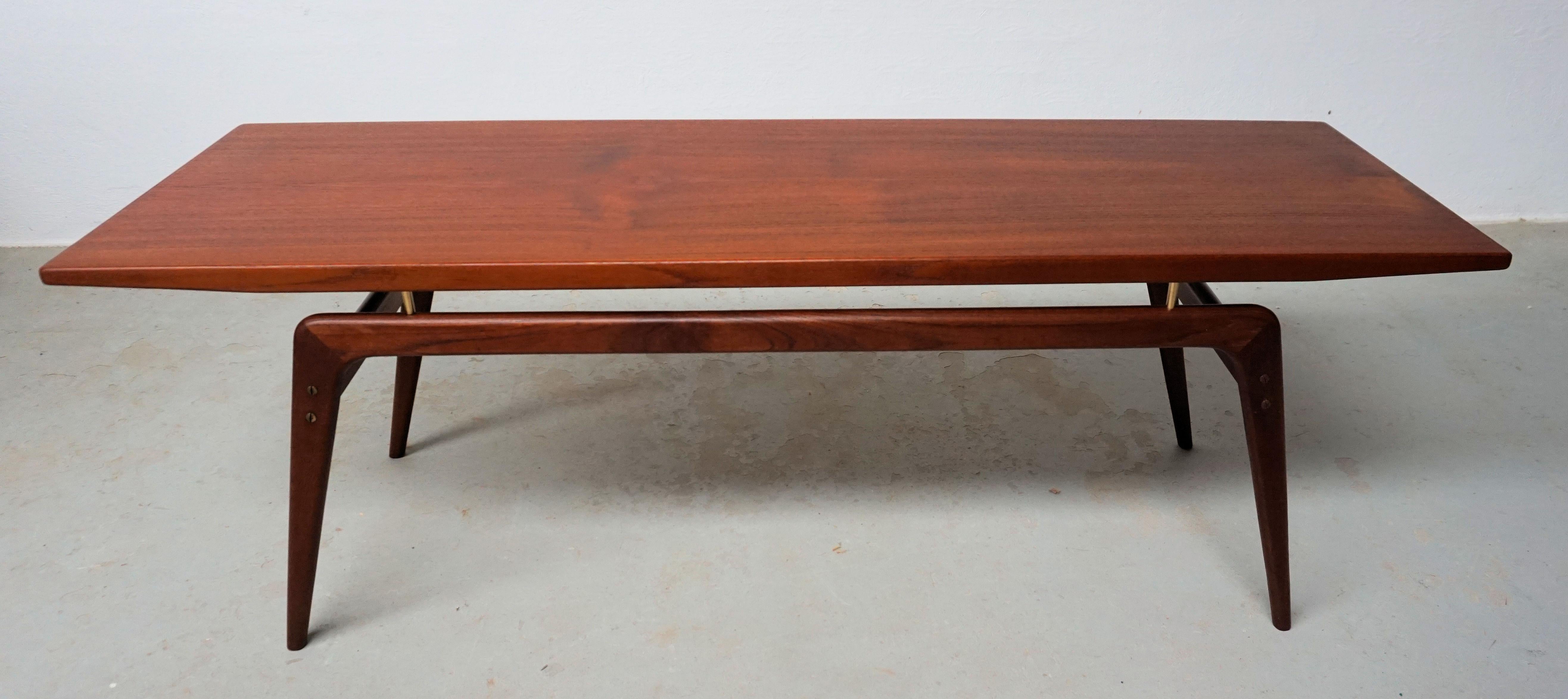 1960er Jahre Vollständig restaurierter dänischer Couchtisch aus Teakholz, Arne Hovmand-Olsen zugeschrieben (Skandinavische Moderne) im Angebot