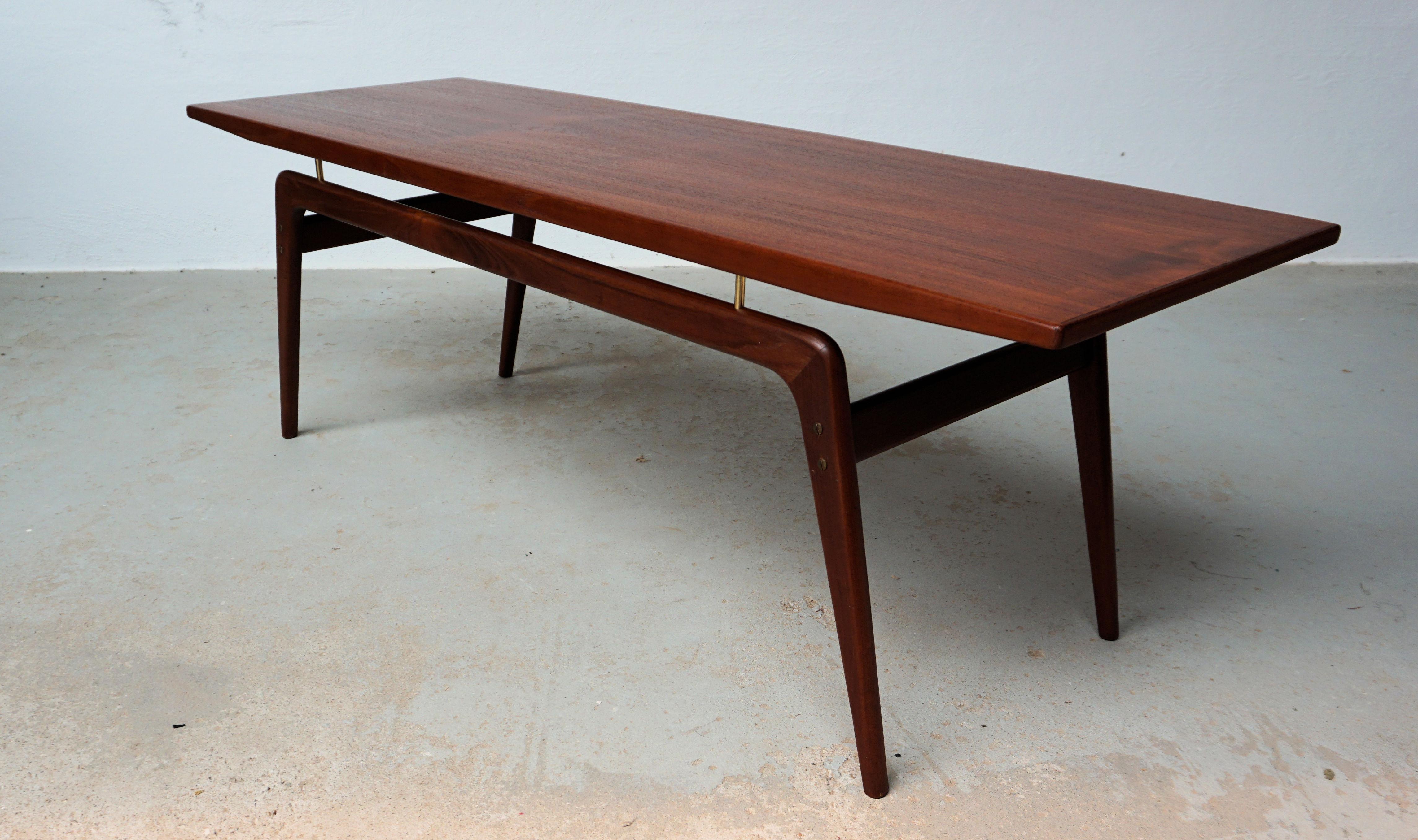 1960er Jahre Vollständig restaurierter dänischer Couchtisch aus Teakholz, Arne Hovmand-Olsen zugeschrieben im Zustand „Hervorragend“ im Angebot in Knebel, DK