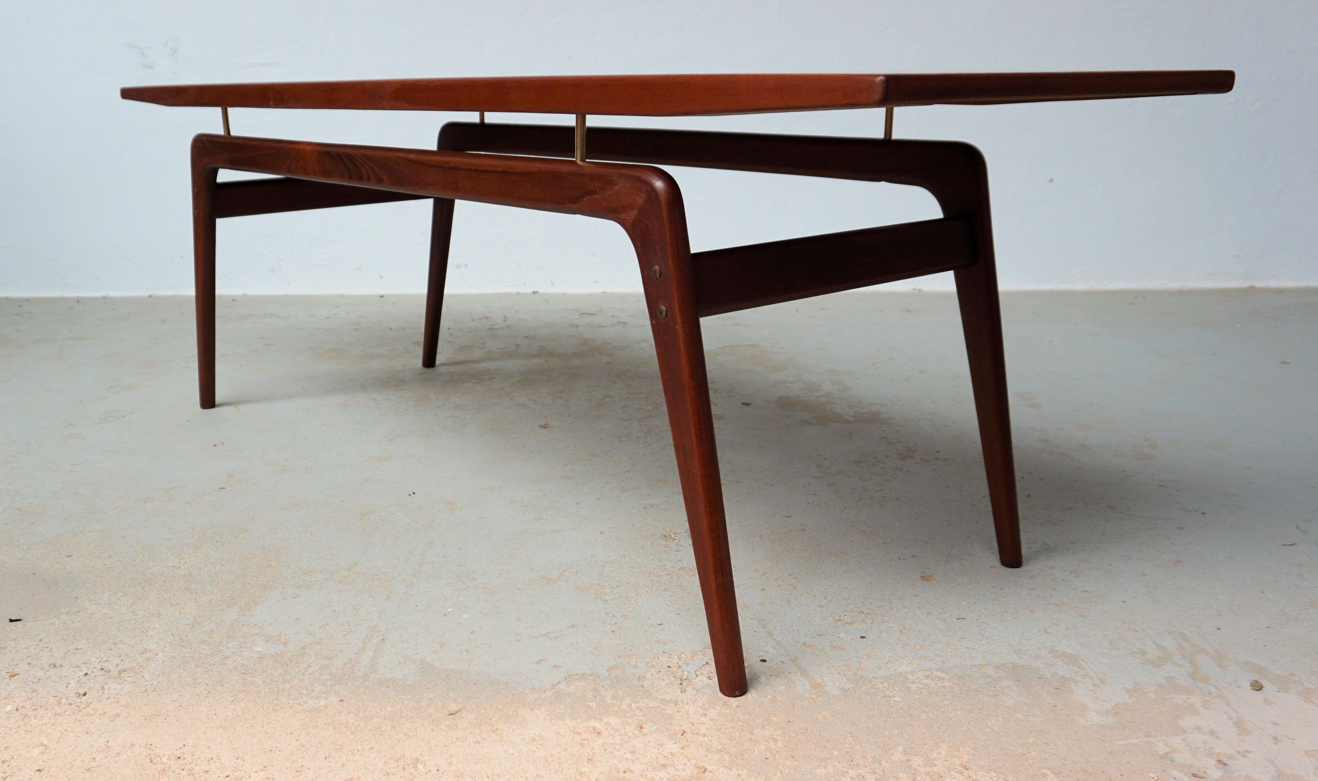 1960er Jahre Vollständig restaurierter dänischer Couchtisch aus Teakholz, Arne Hovmand-Olsen zugeschrieben (Mitte des 20. Jahrhunderts) im Angebot