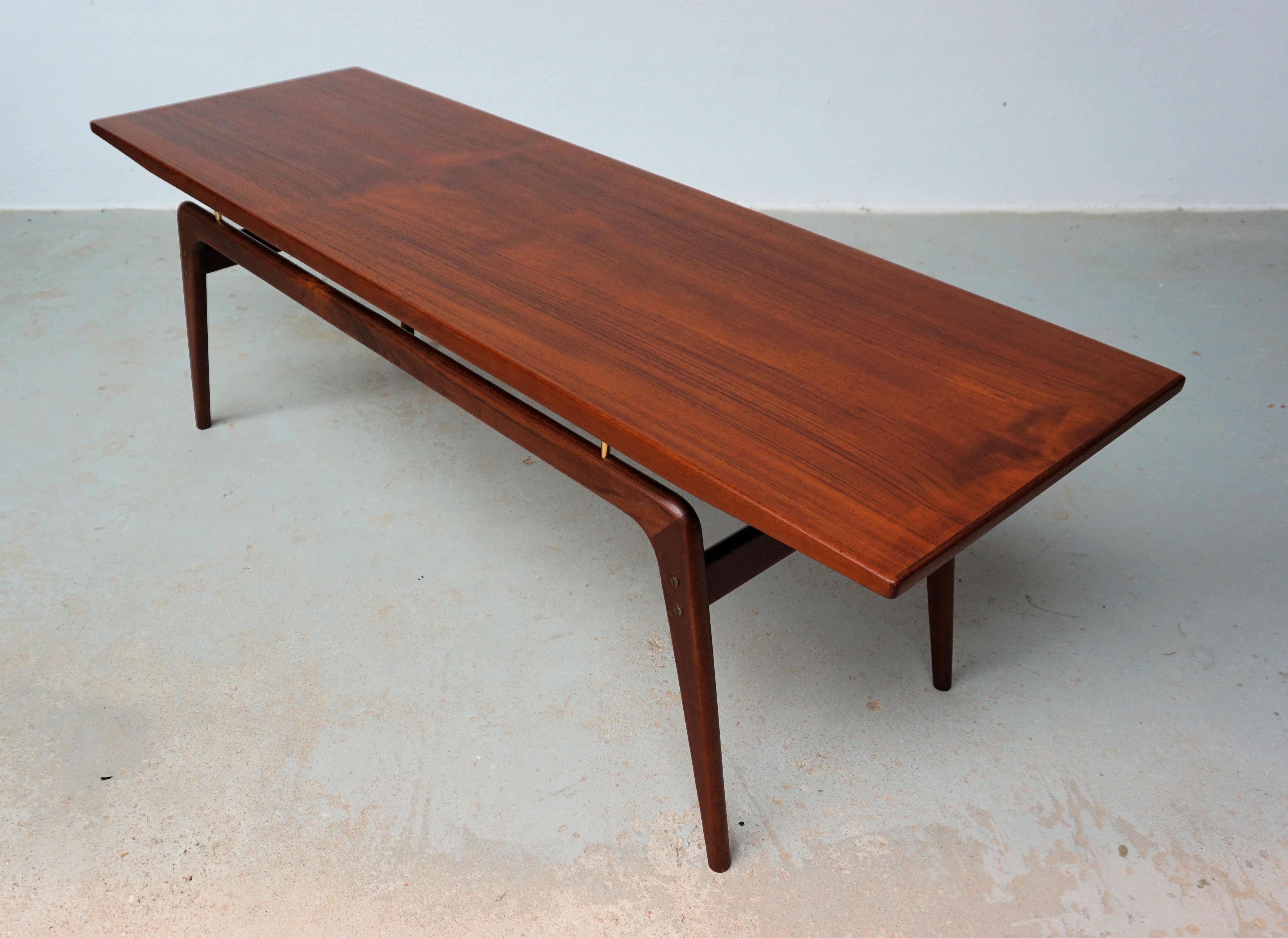 1960er Jahre Vollständig restaurierter dänischer Couchtisch aus Teakholz, Arne Hovmand-Olsen zugeschrieben im Angebot 1